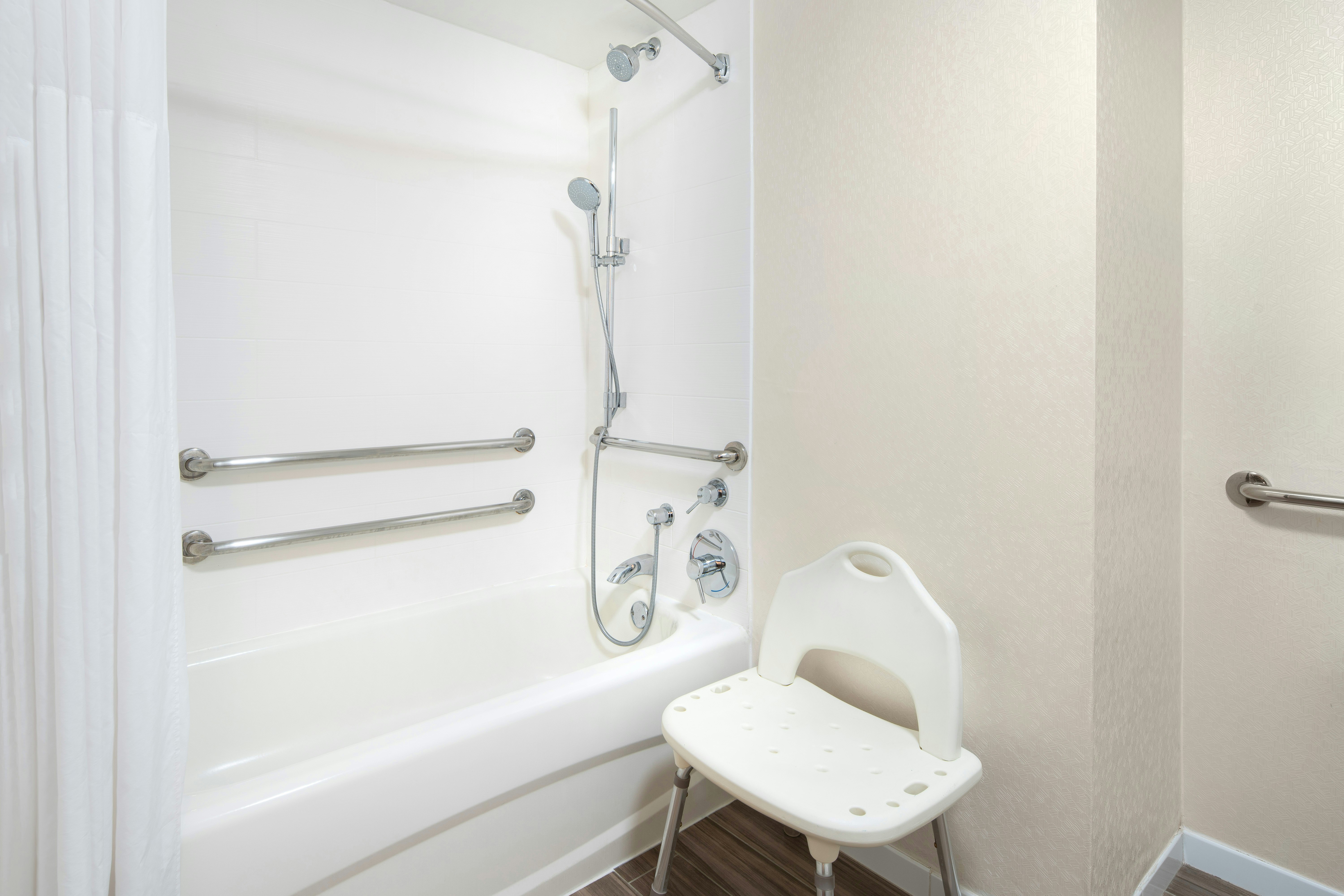 1 KNG ACCESSIBLE TUB NS