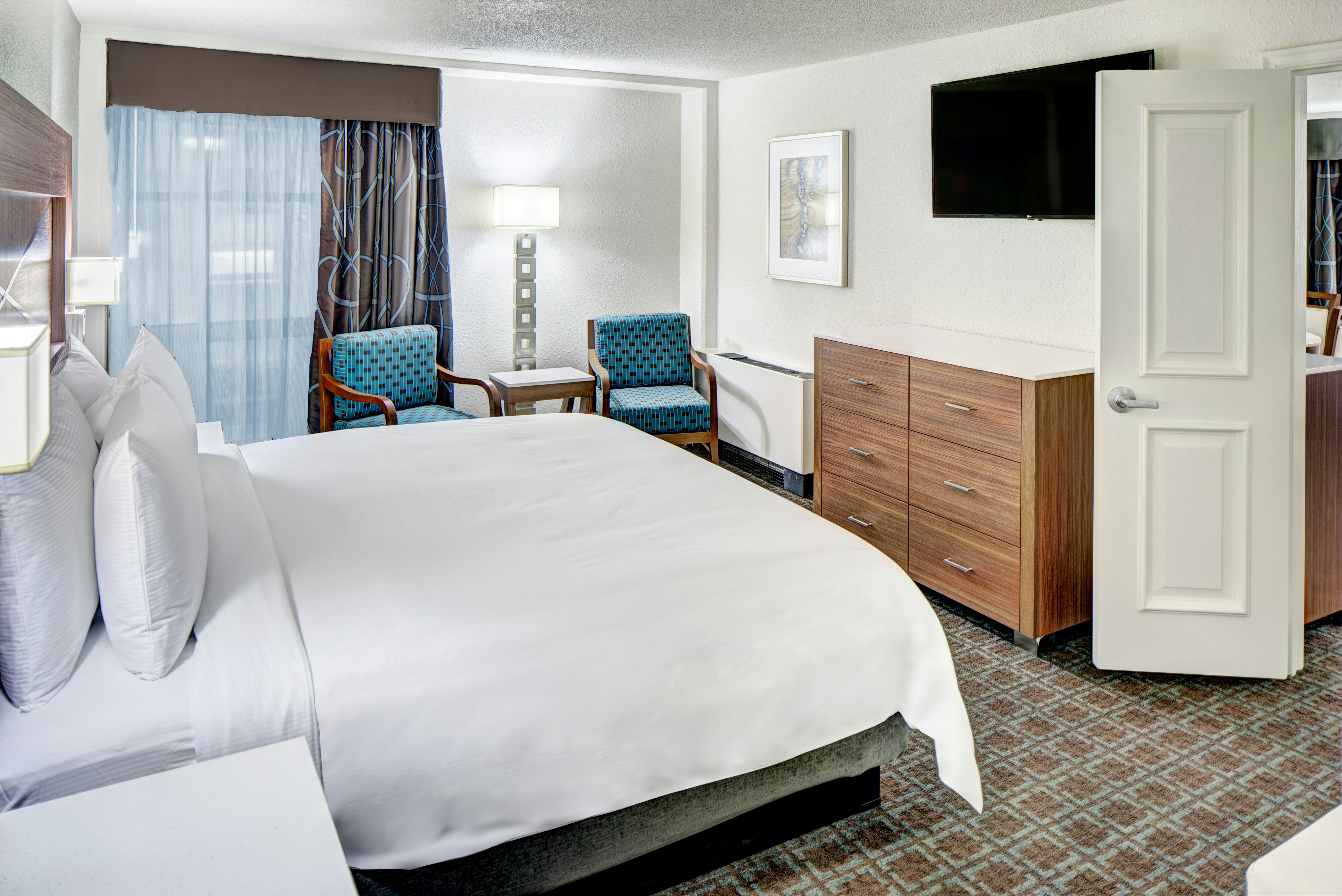 1 KING 2 RM SUITE W/FRIDGE