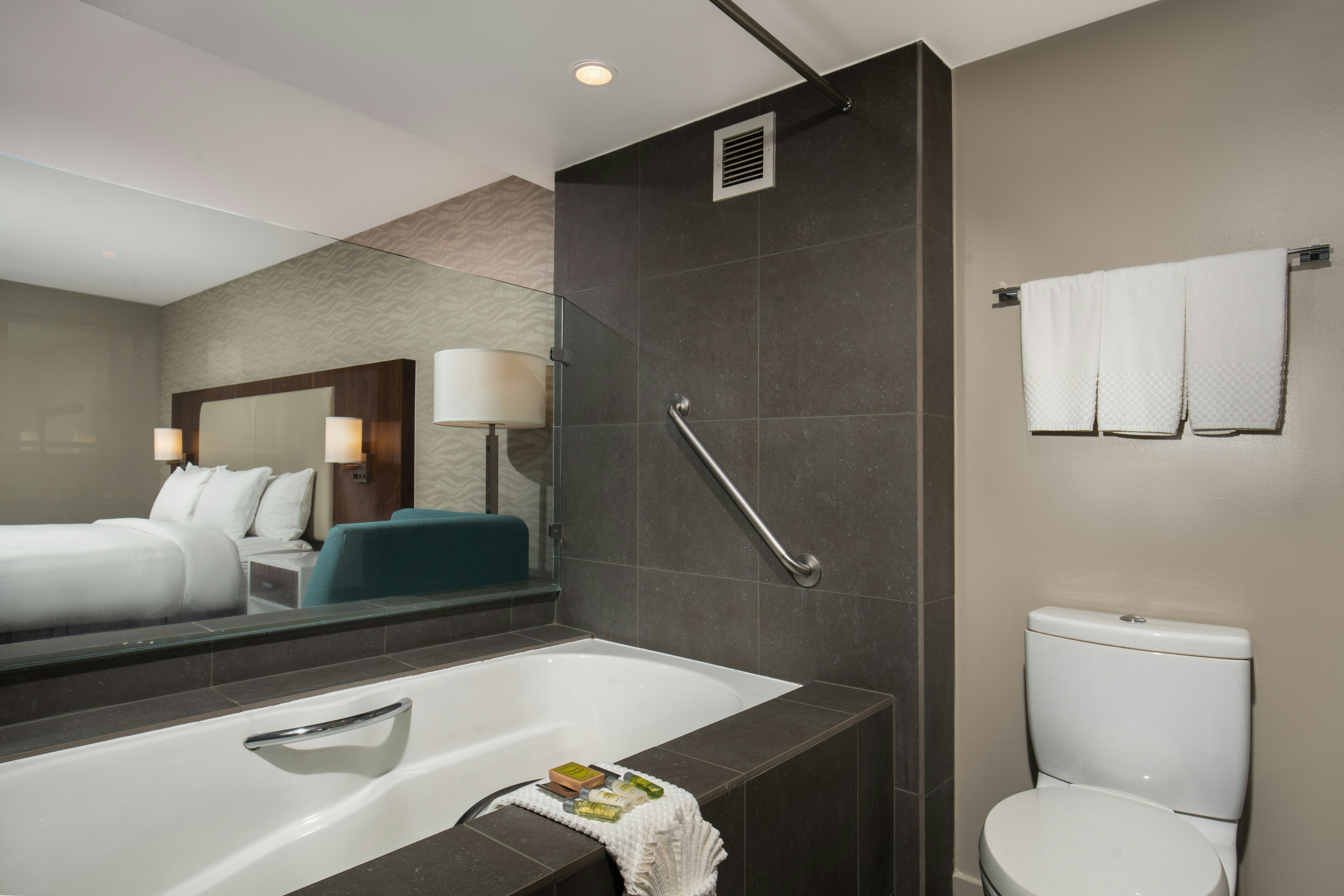 1 KING SERENITY TUB