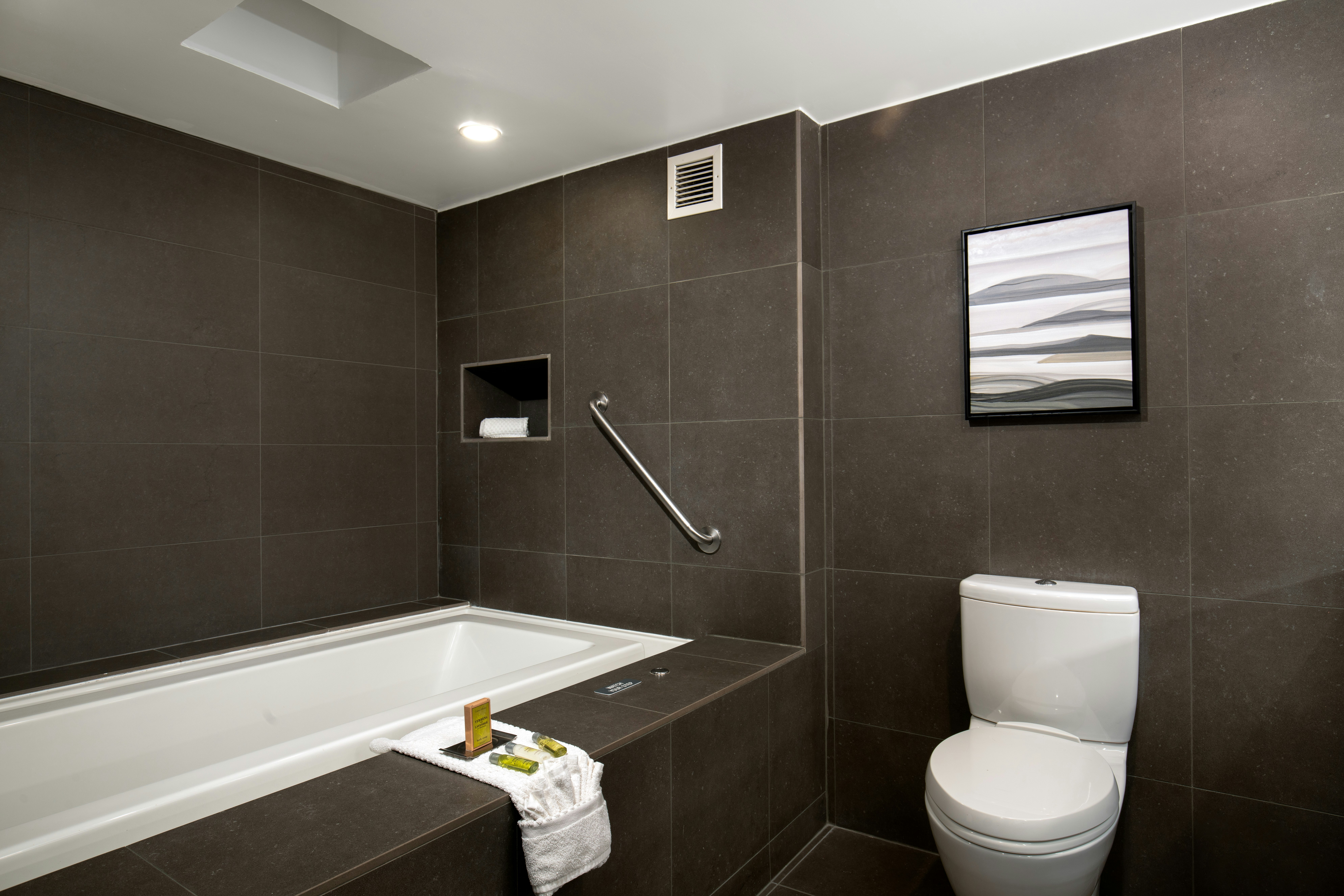 1 KING INFINITY TUB