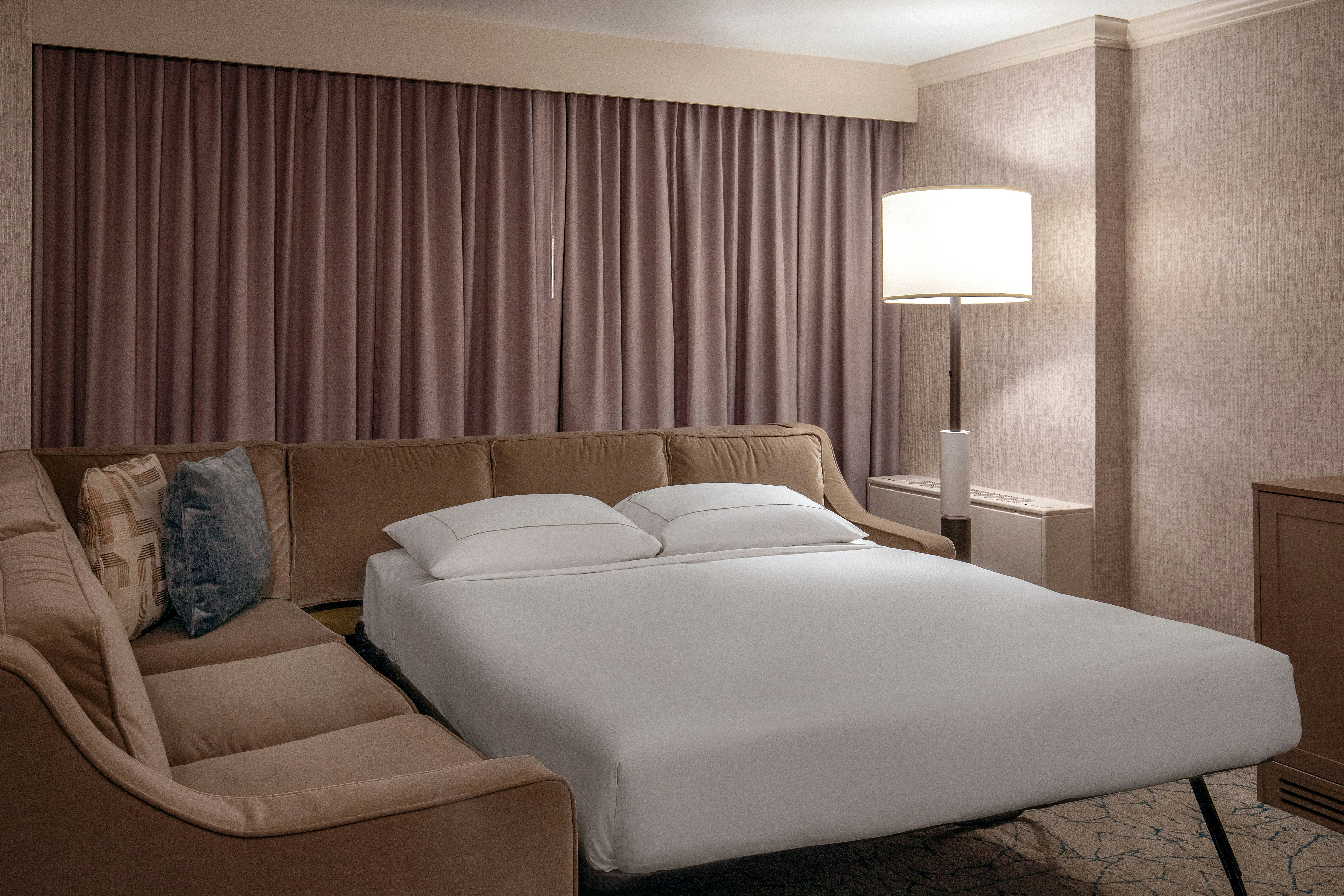 1 KING BED JUNIOR SUITE