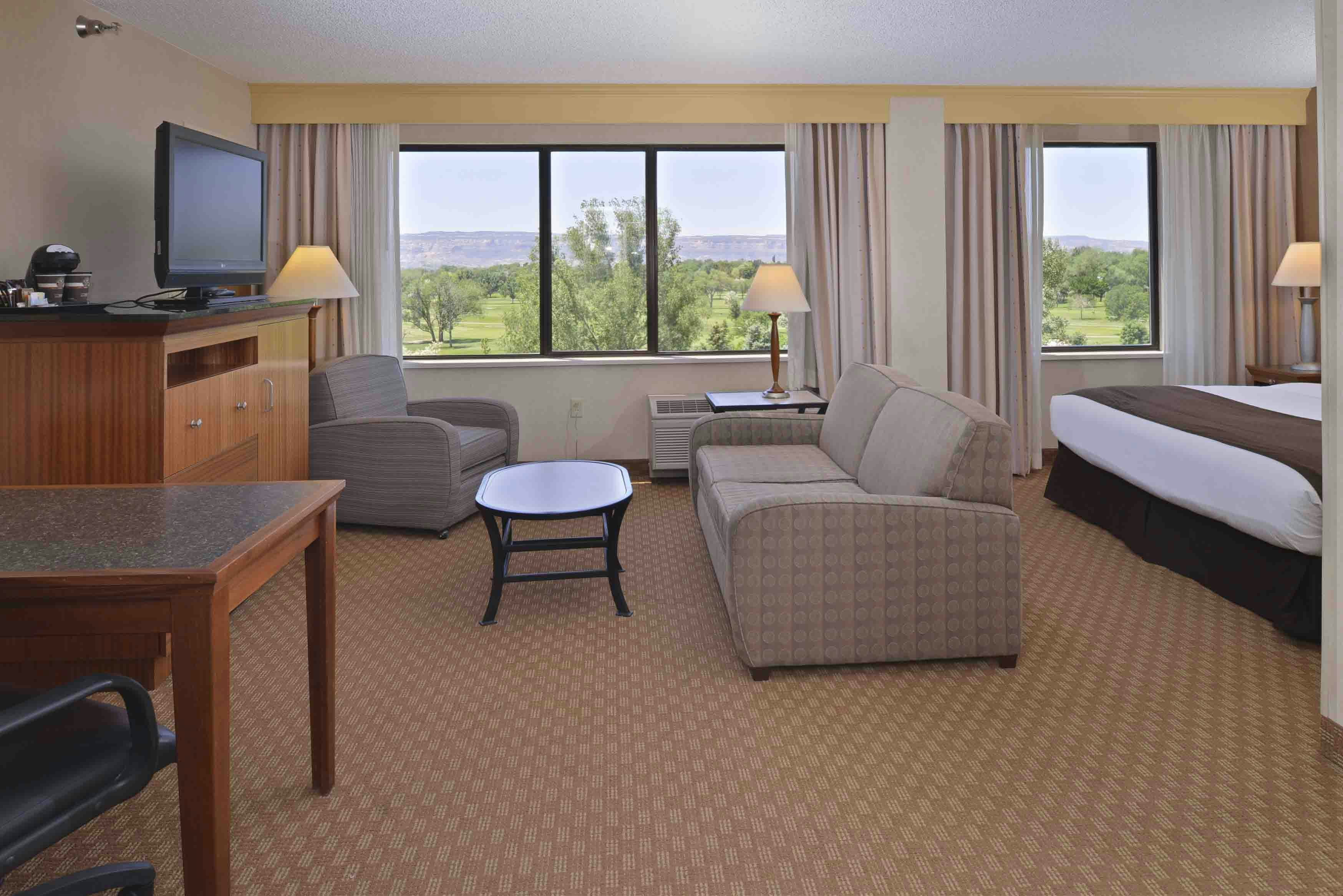 1 KING JR SUITE NONSMOKING