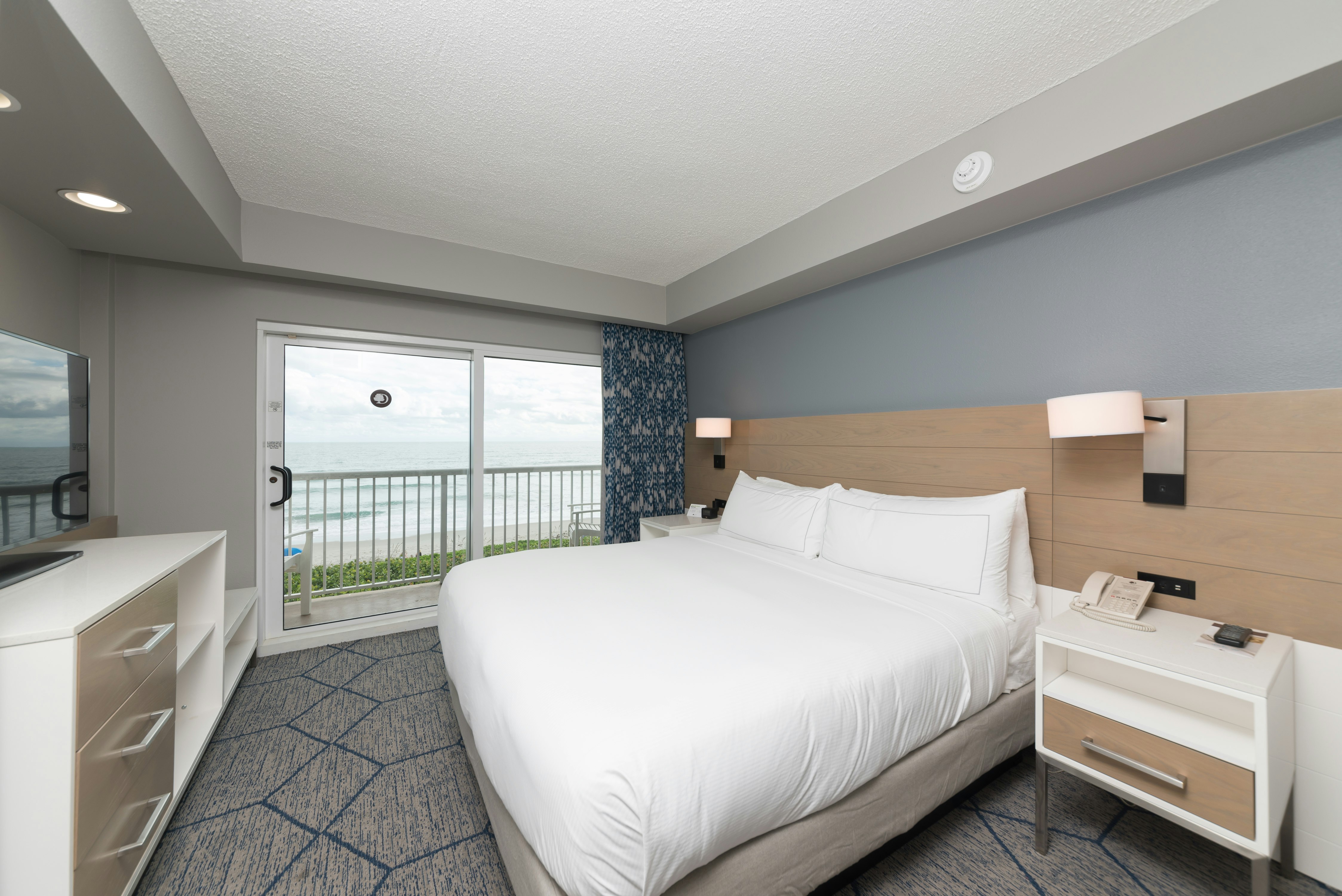 1 KING BED OCEAN SUITE