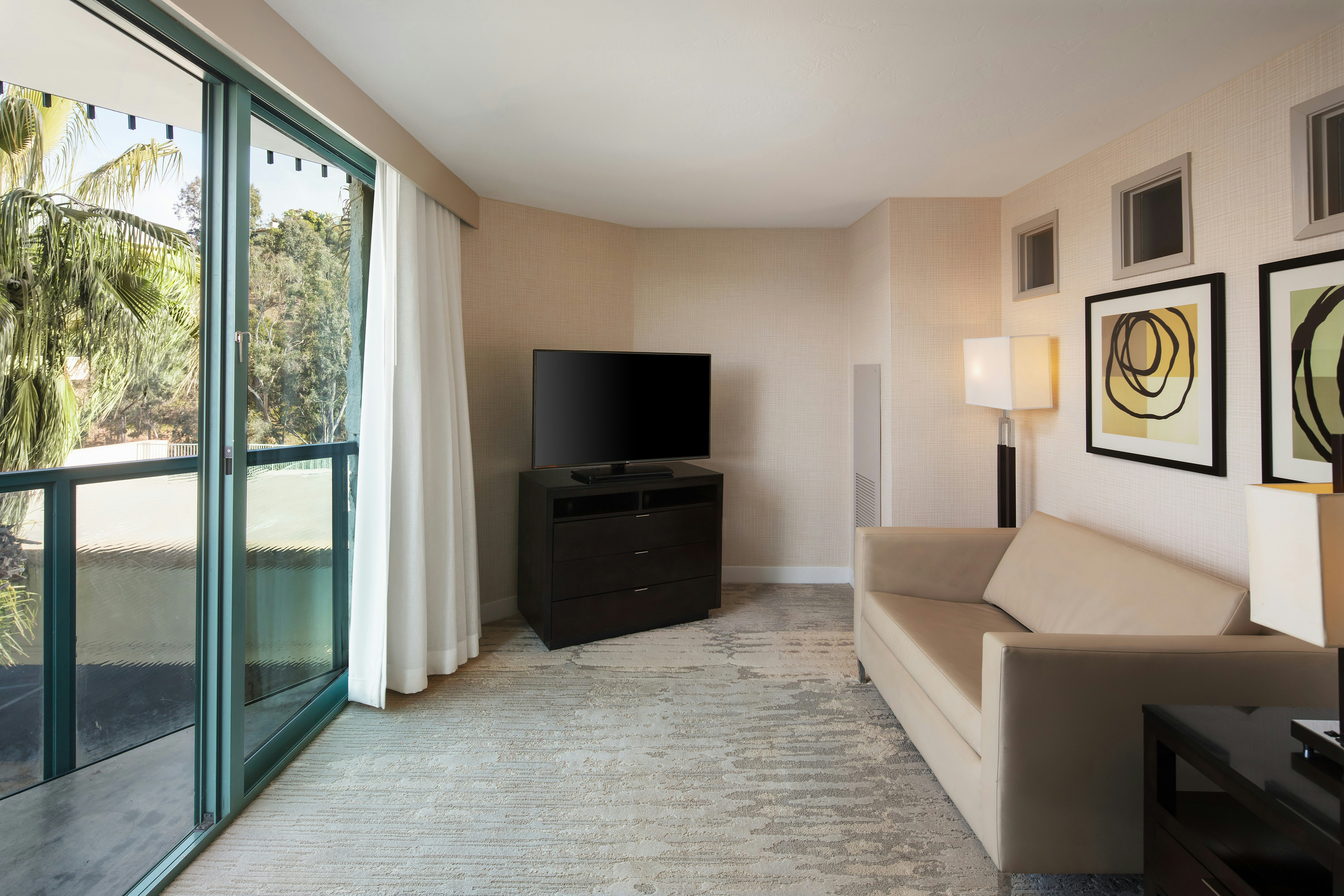 1 KING JR SUITE NONSMOKING