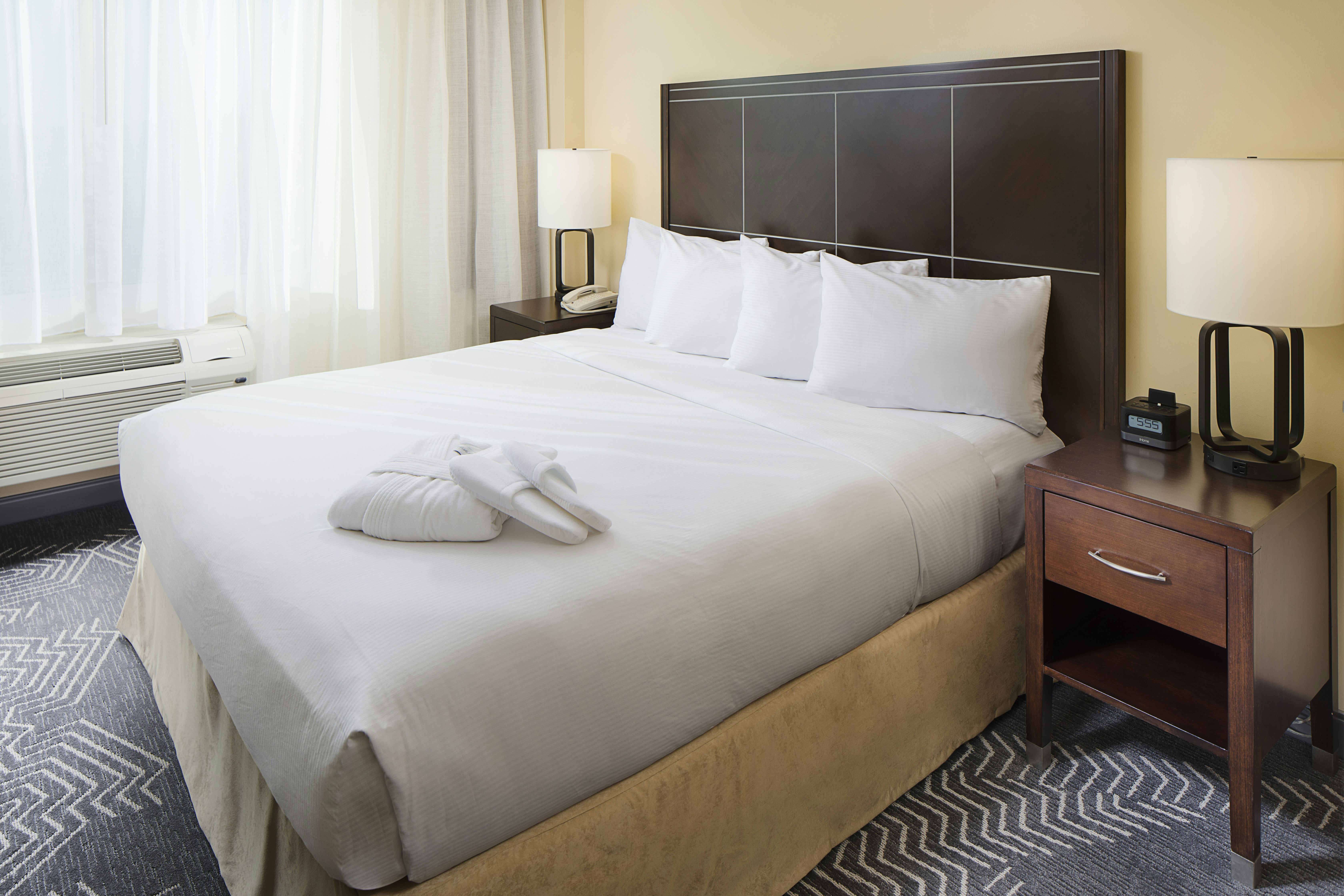 1KING 2 ROOM SUITE