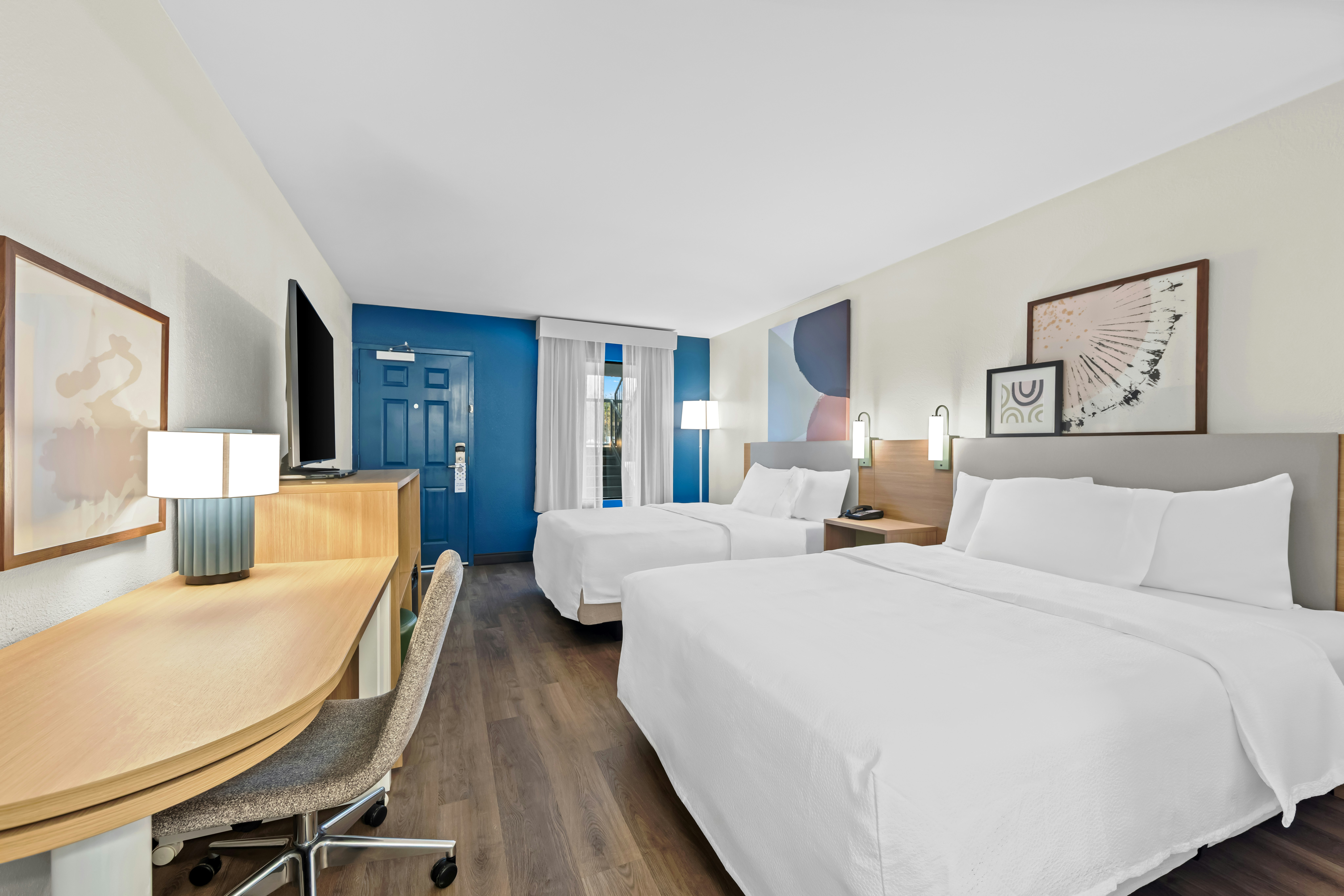 2 QUEEN BEDS