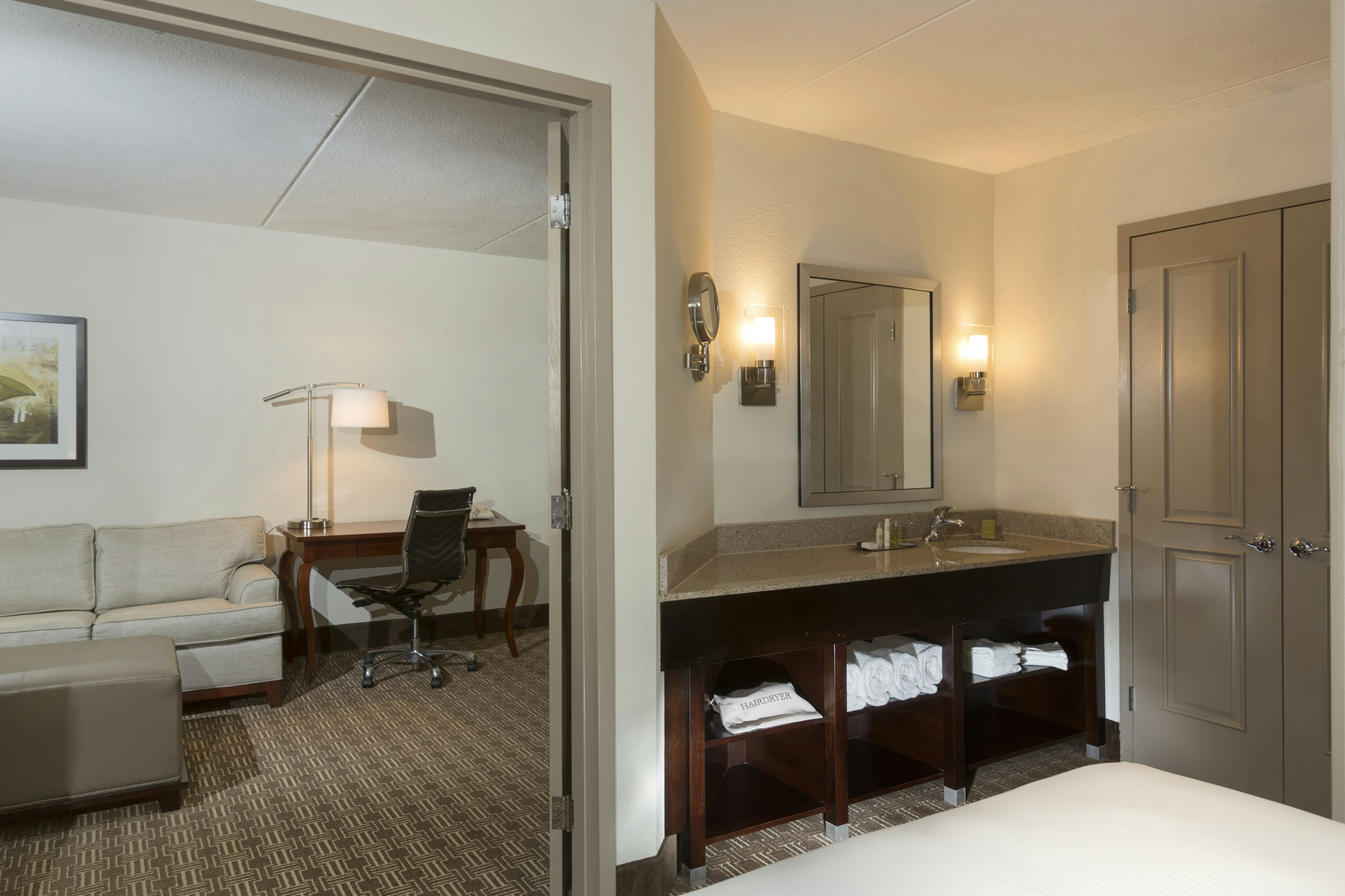 DoubleTree Suites by Hilton Hotel Nashville Airport