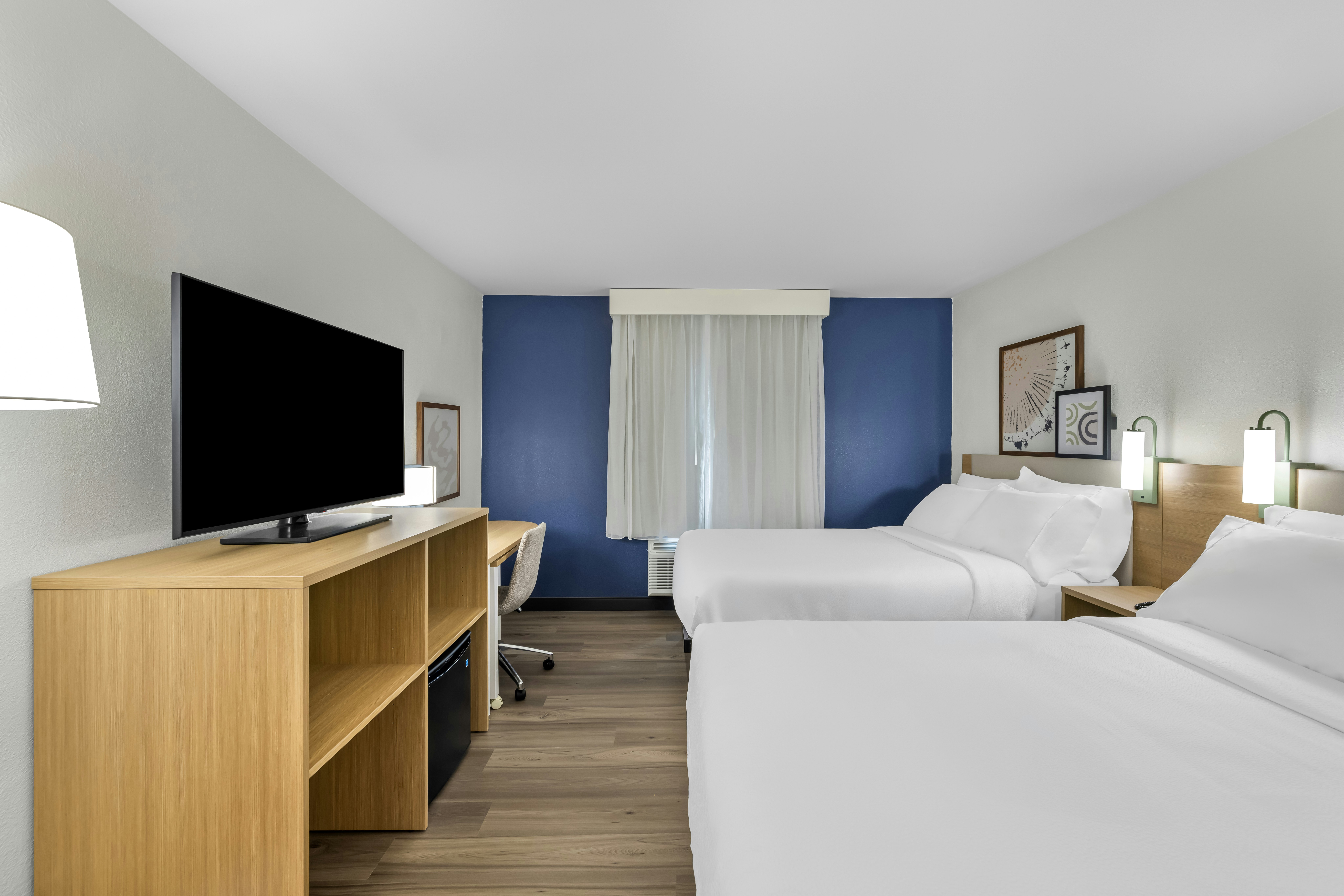 2 QUEEN BEDS
