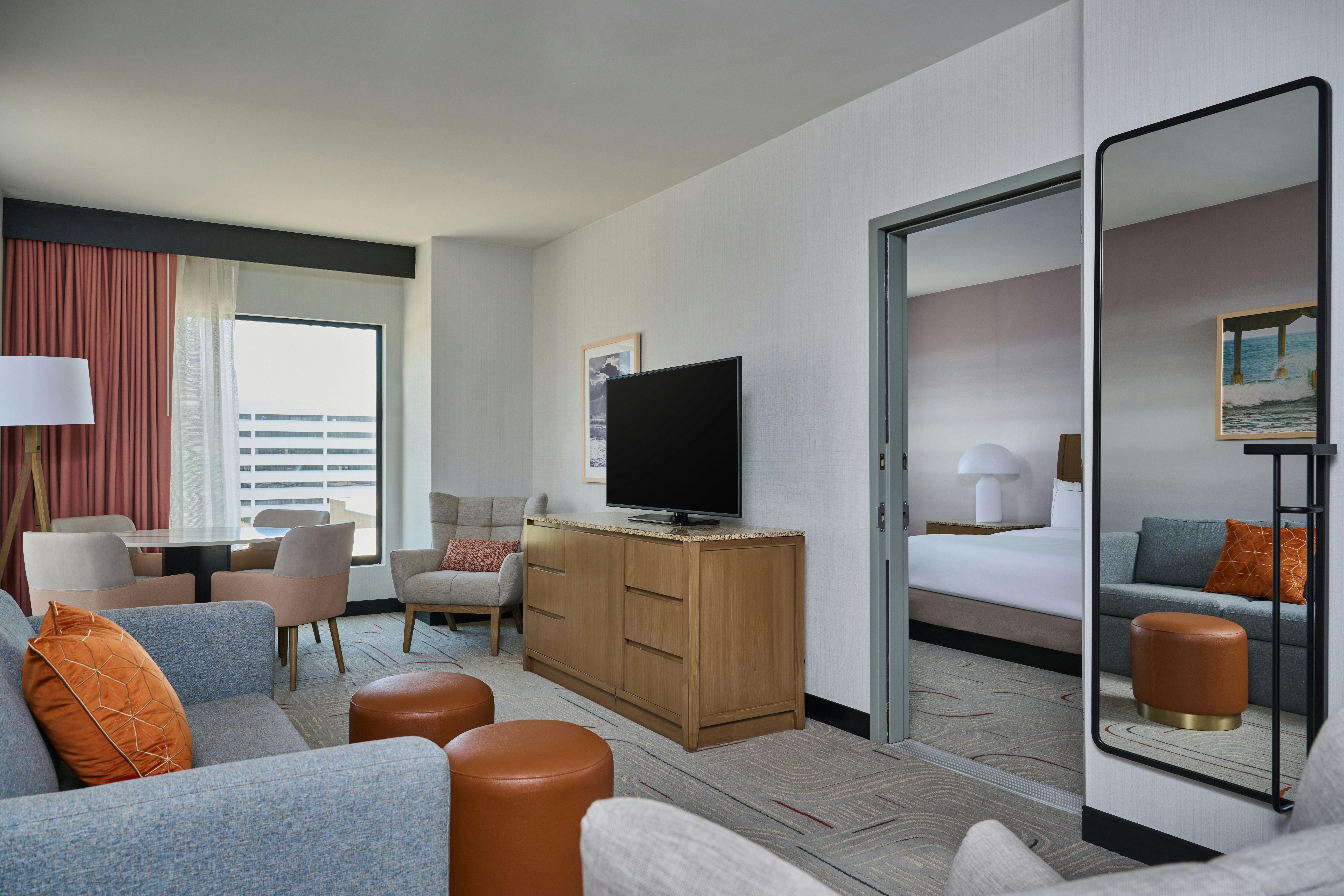 Hotel Zessa Orange County Airport, a DoubleTree by Hilton
