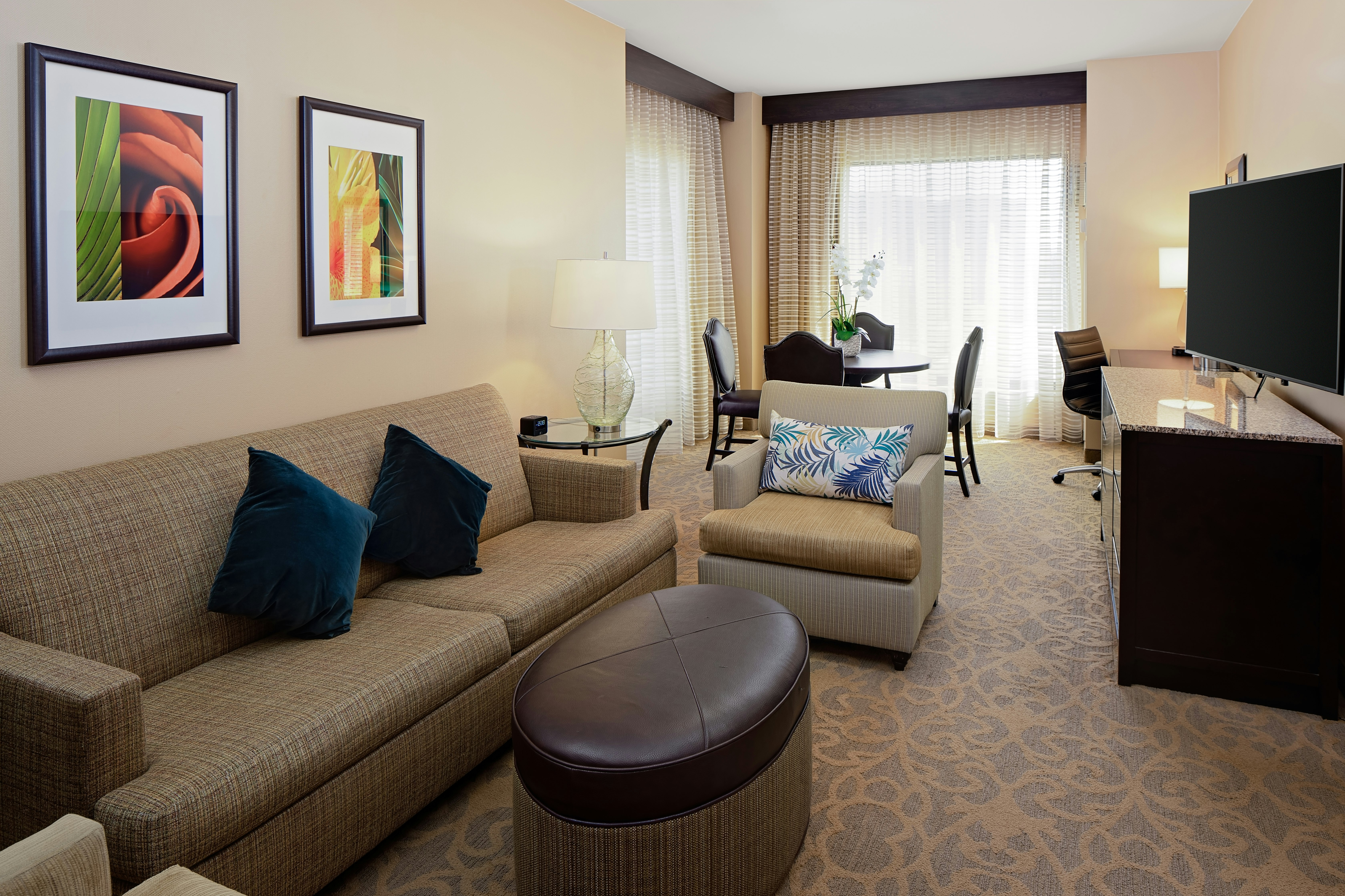 Hotel Zessa Orange County Airport, a DoubleTree by Hilton