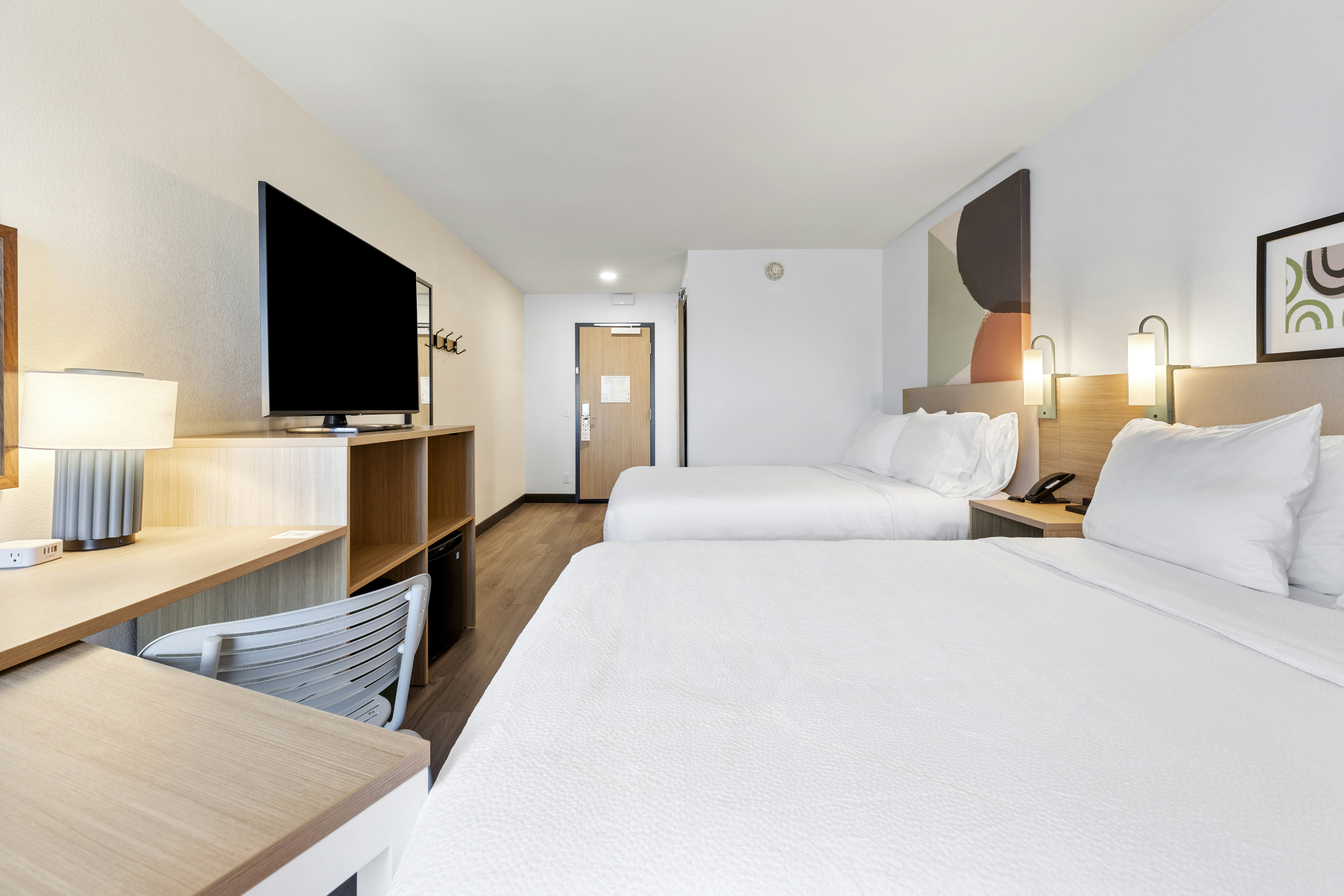 2 QUEEN BEDS
