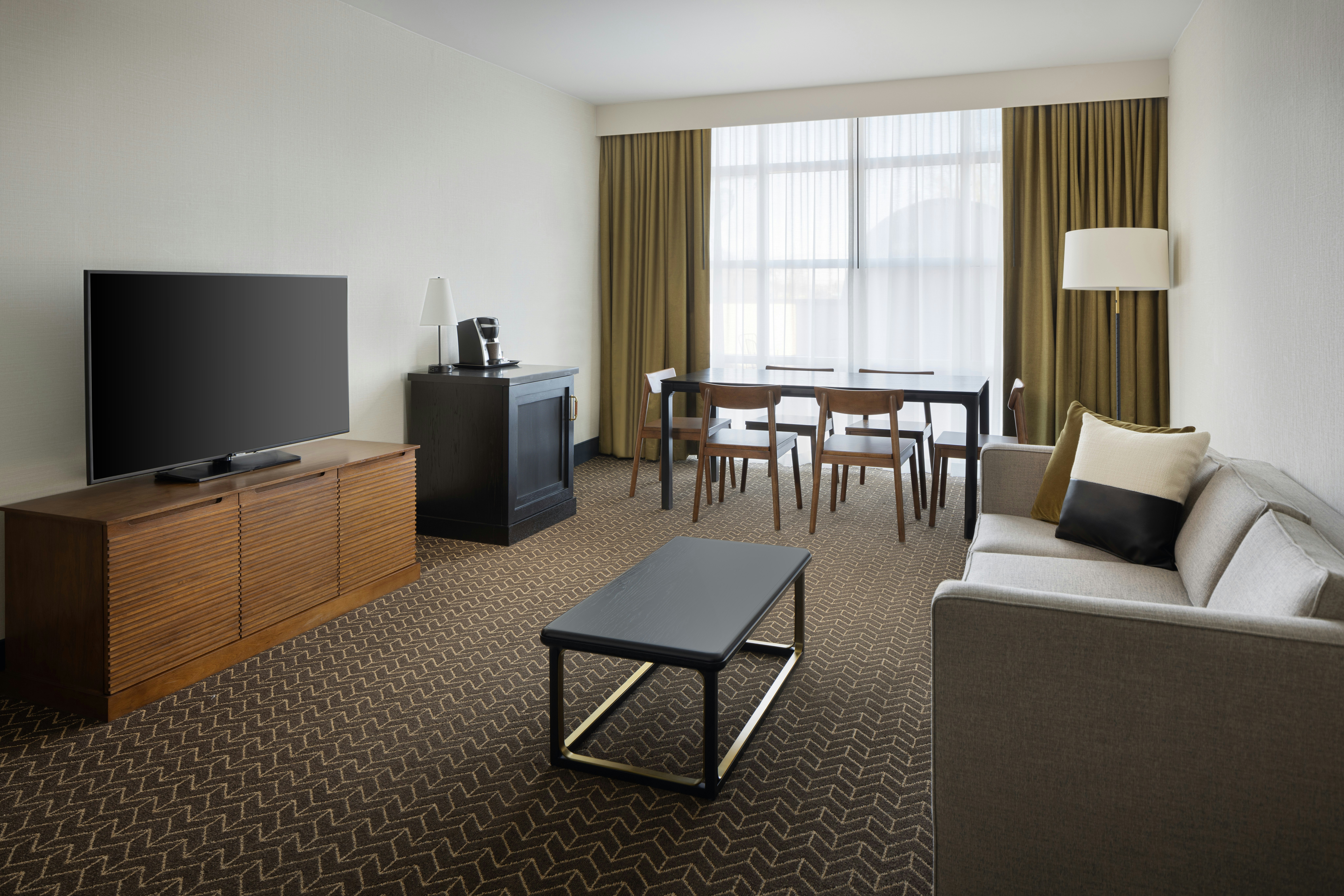 1 KING CONF SUITE NONSMOK