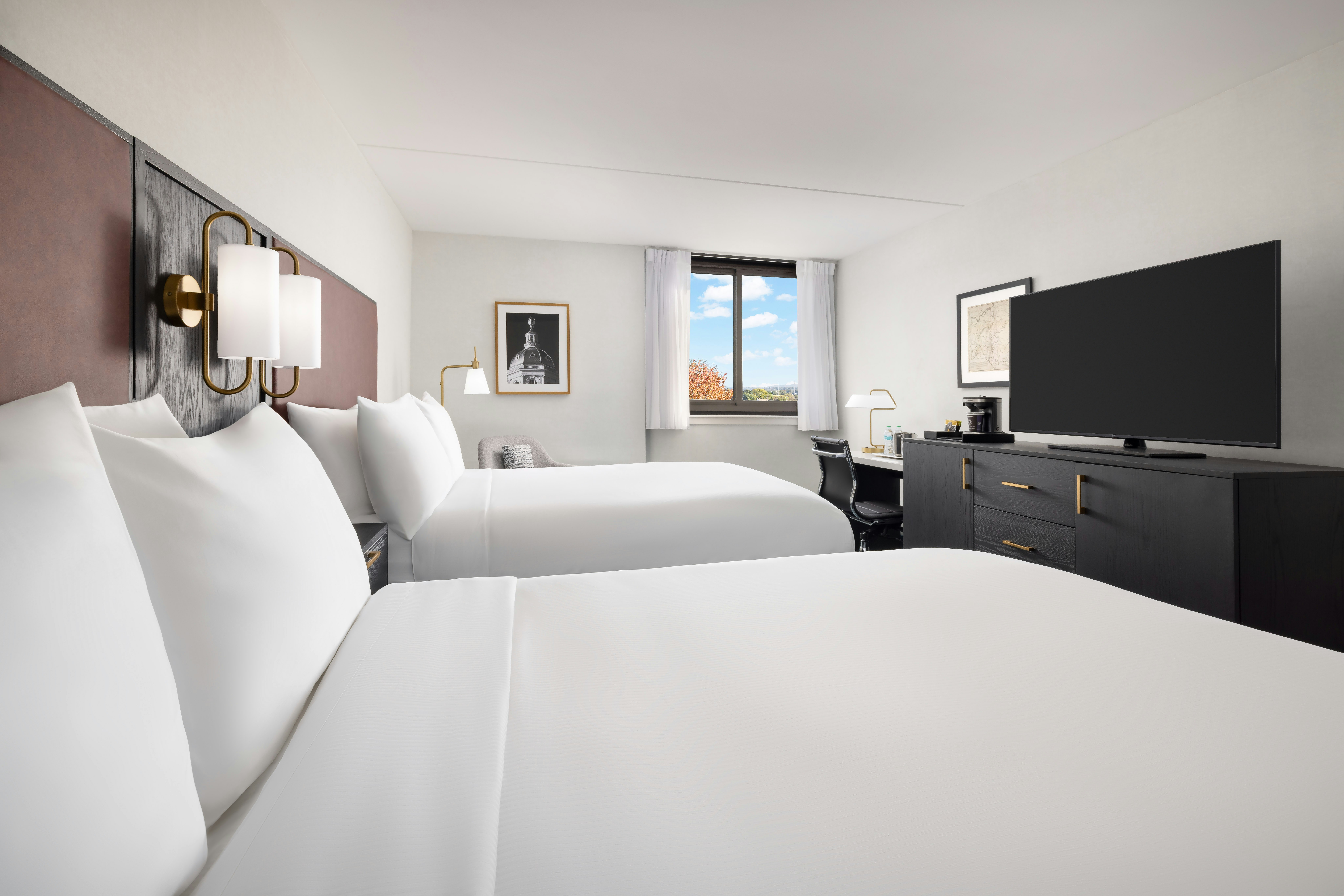 2 QUEEN BEDS