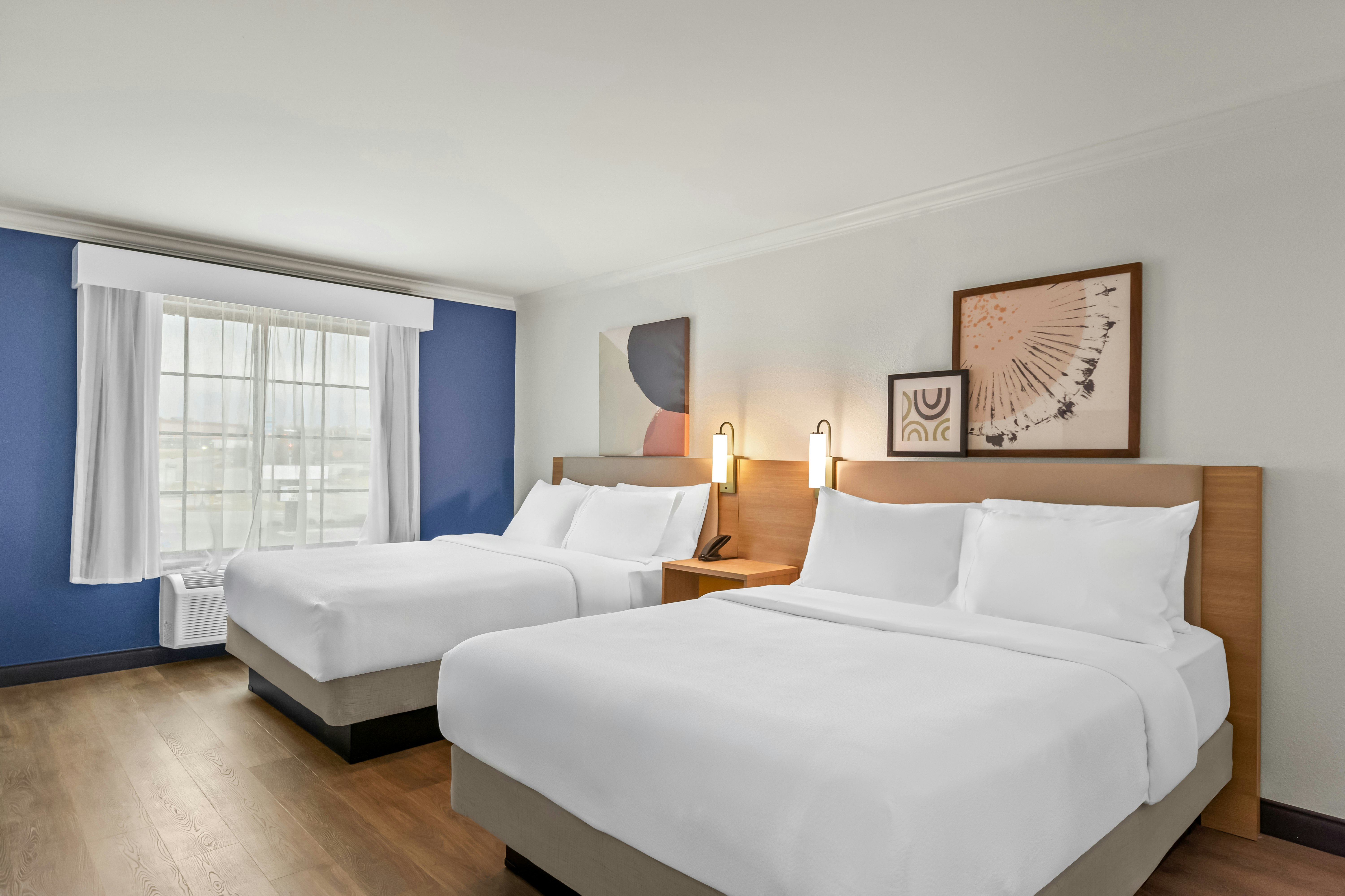 2 QUEEN BEDS