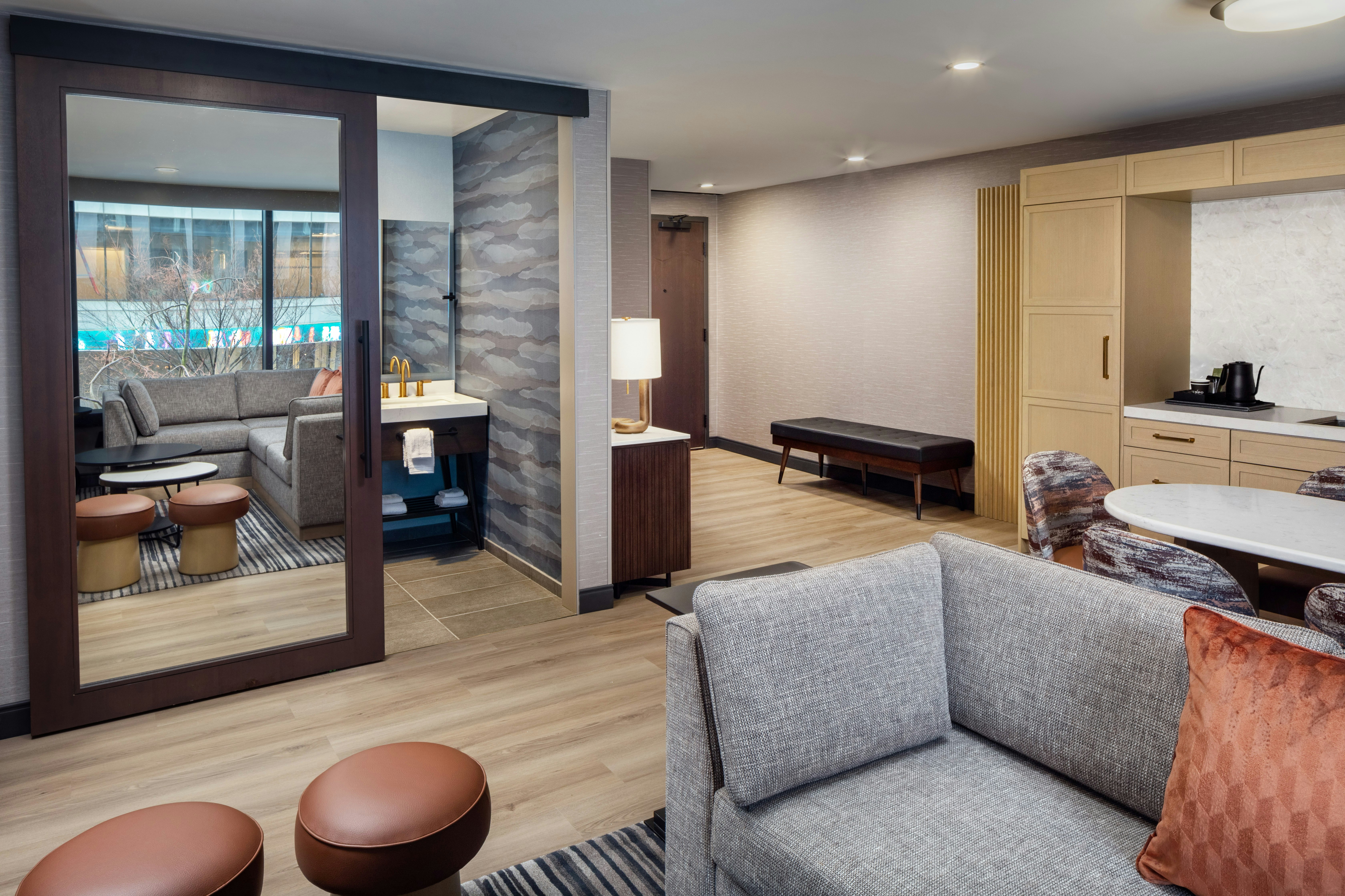 1 KING 1 BDRM DELUXE SUITE