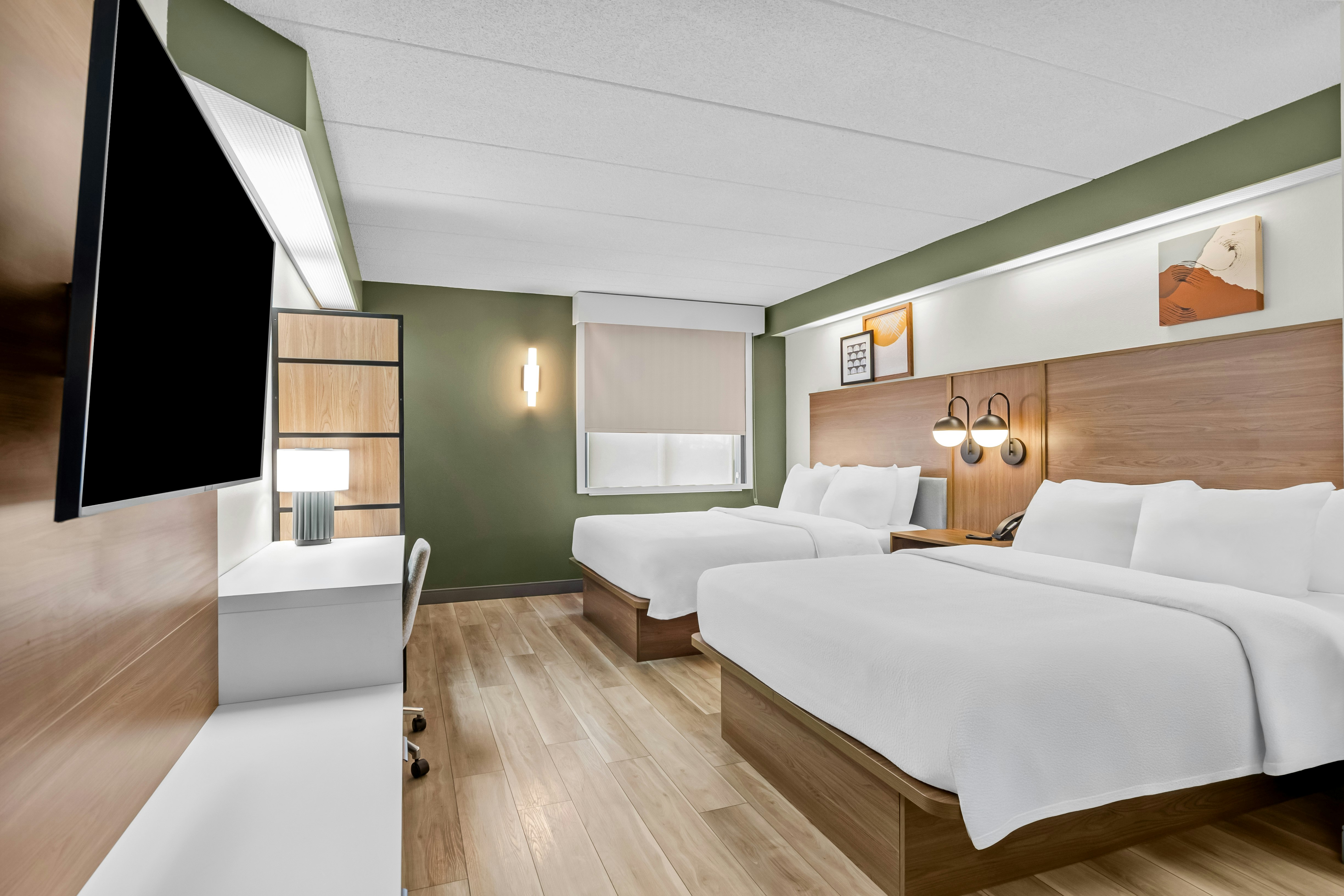2 QUEEN BEDS