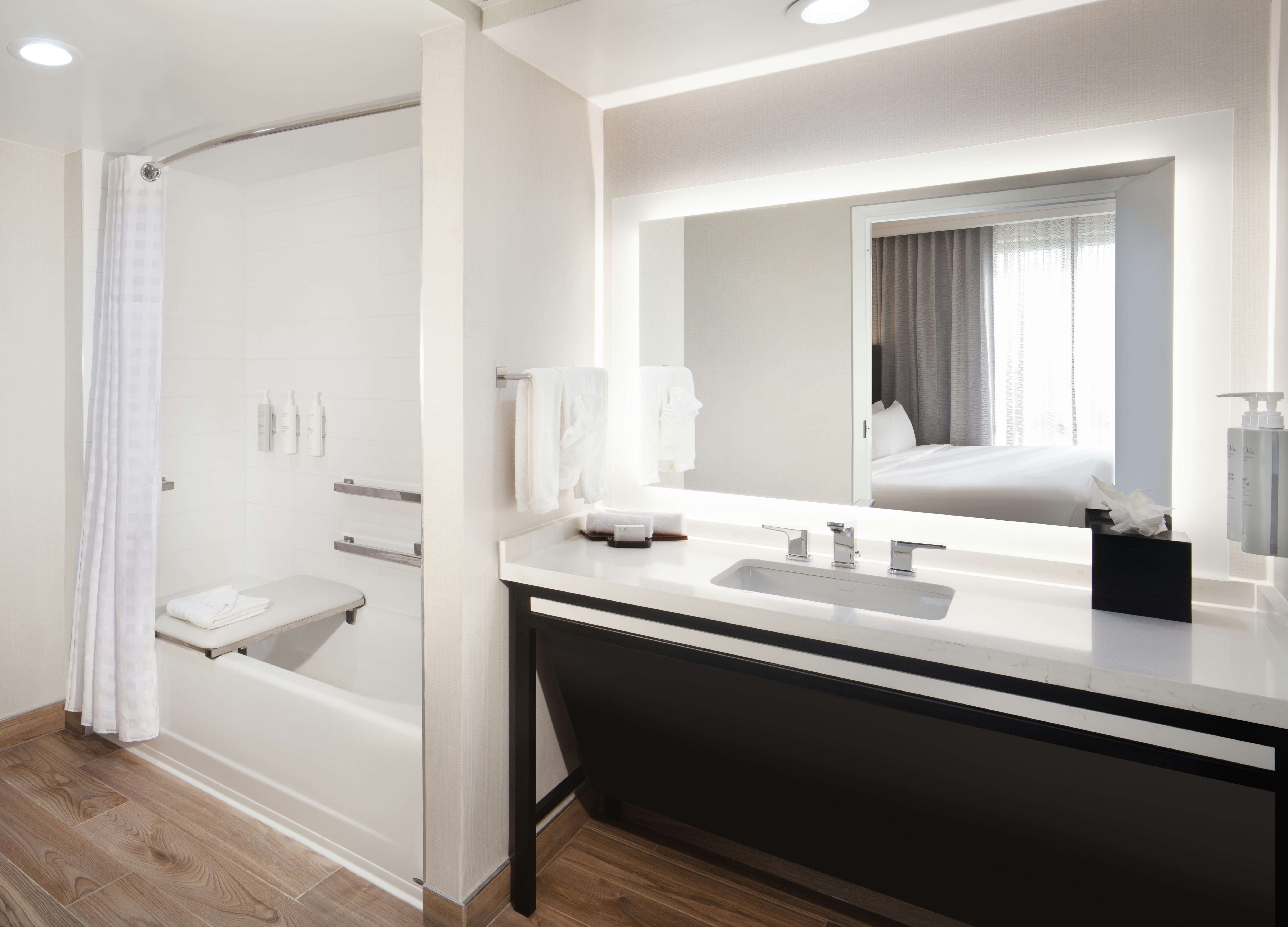 2 DOUBLE BED SUITE ACC TUB