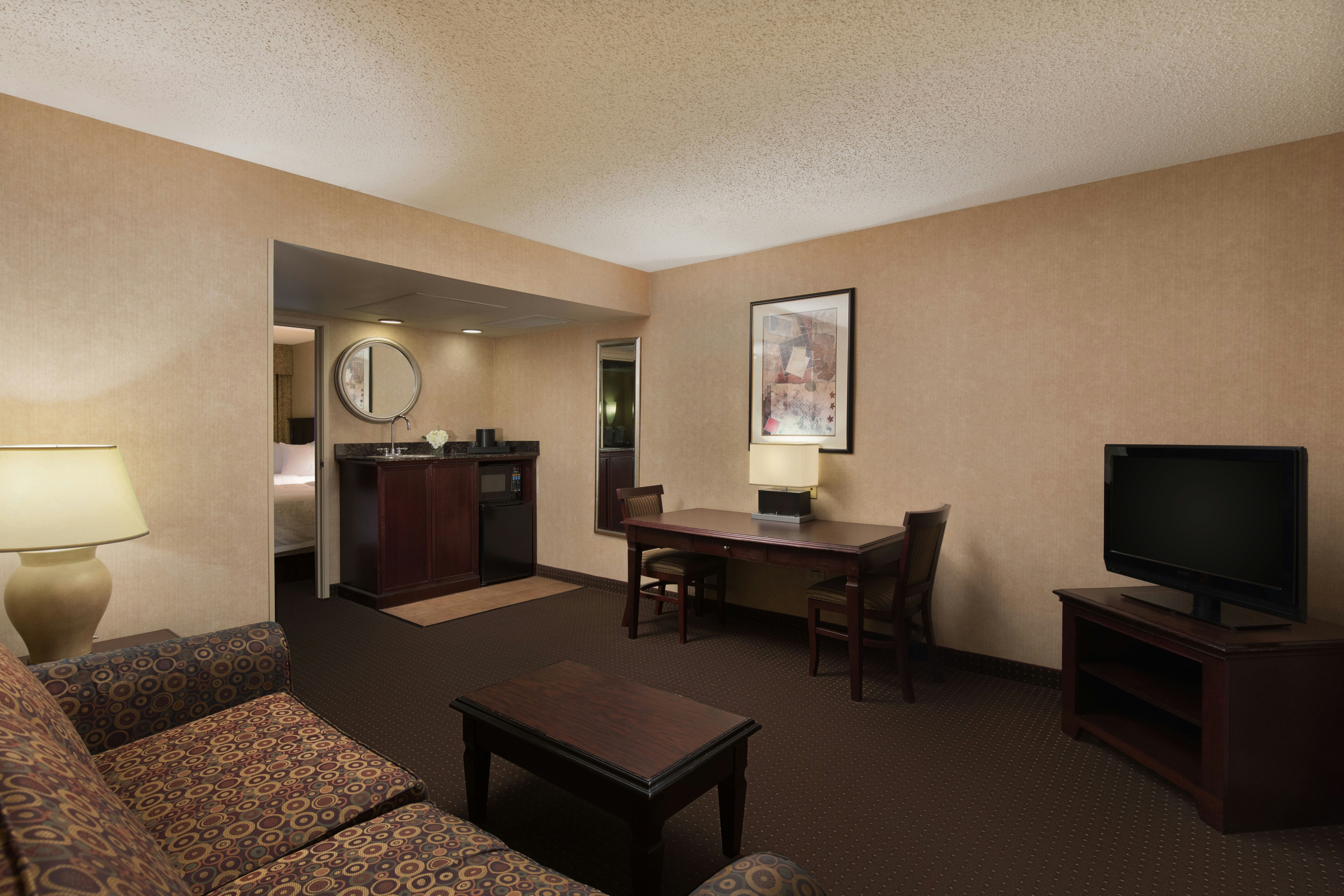 1 KG CORNER SUITE 2 ROOM