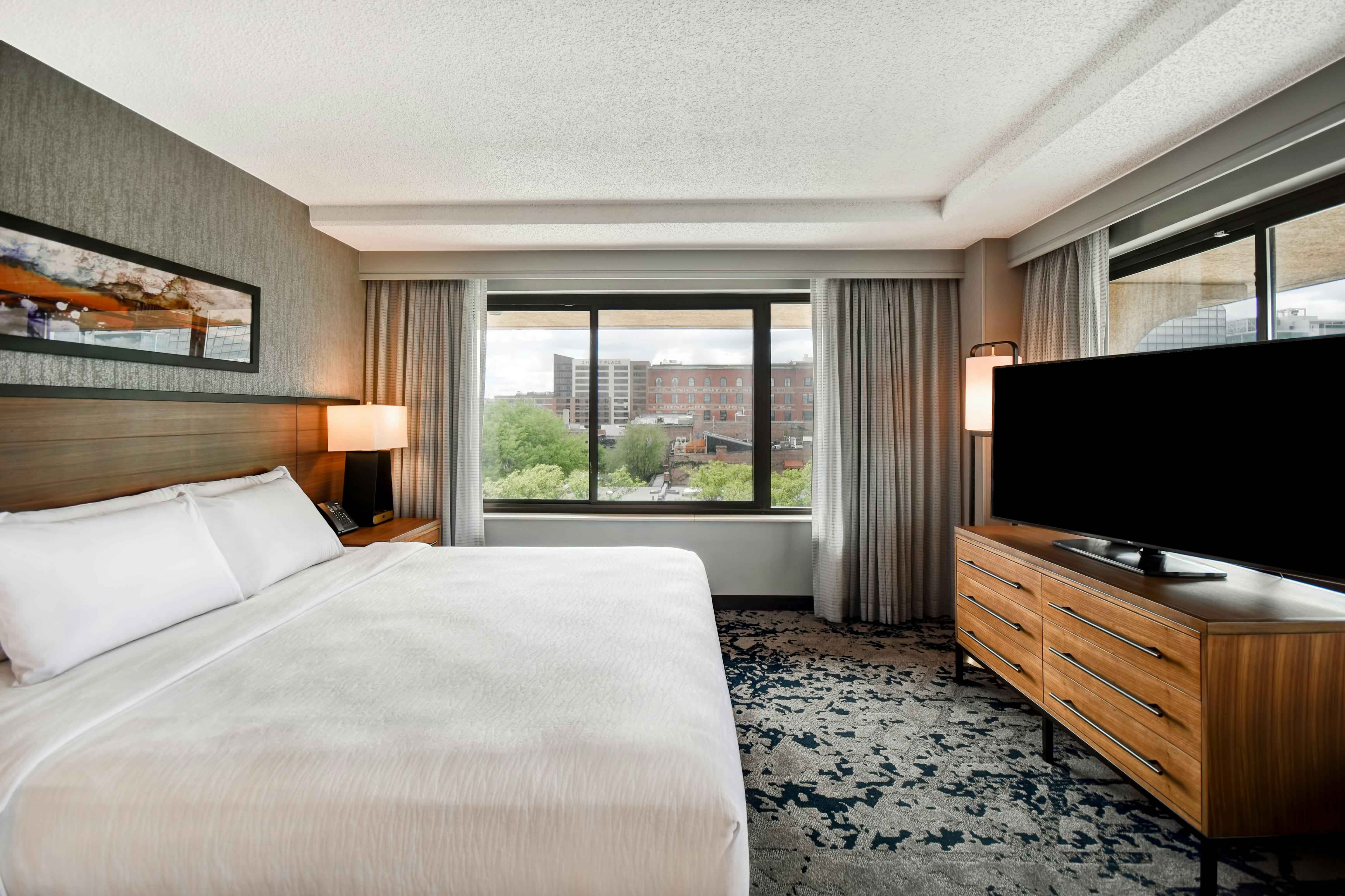 1 KING BED CORNER NONSMOKE