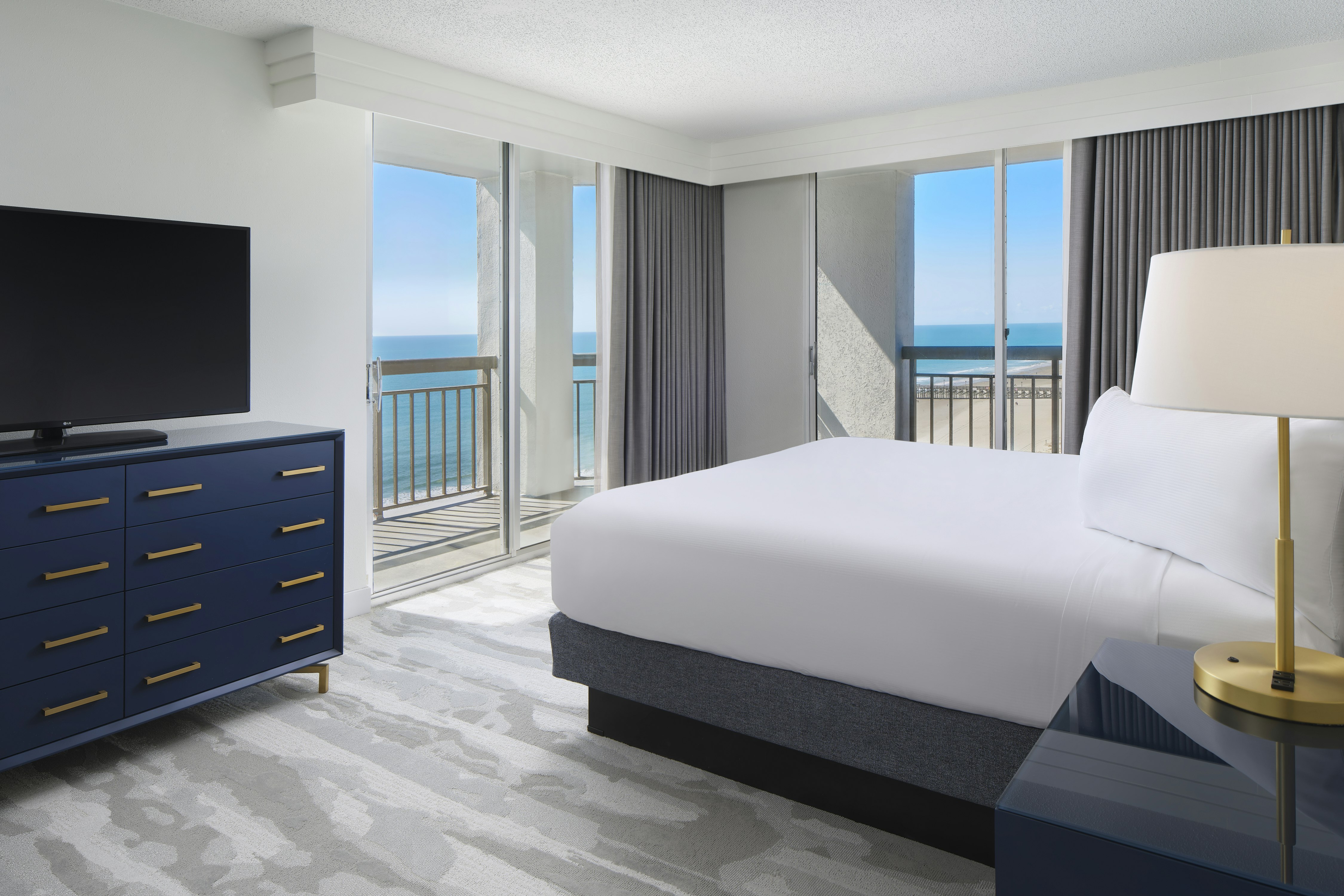 1 KING DELUXE OCEANFRONT