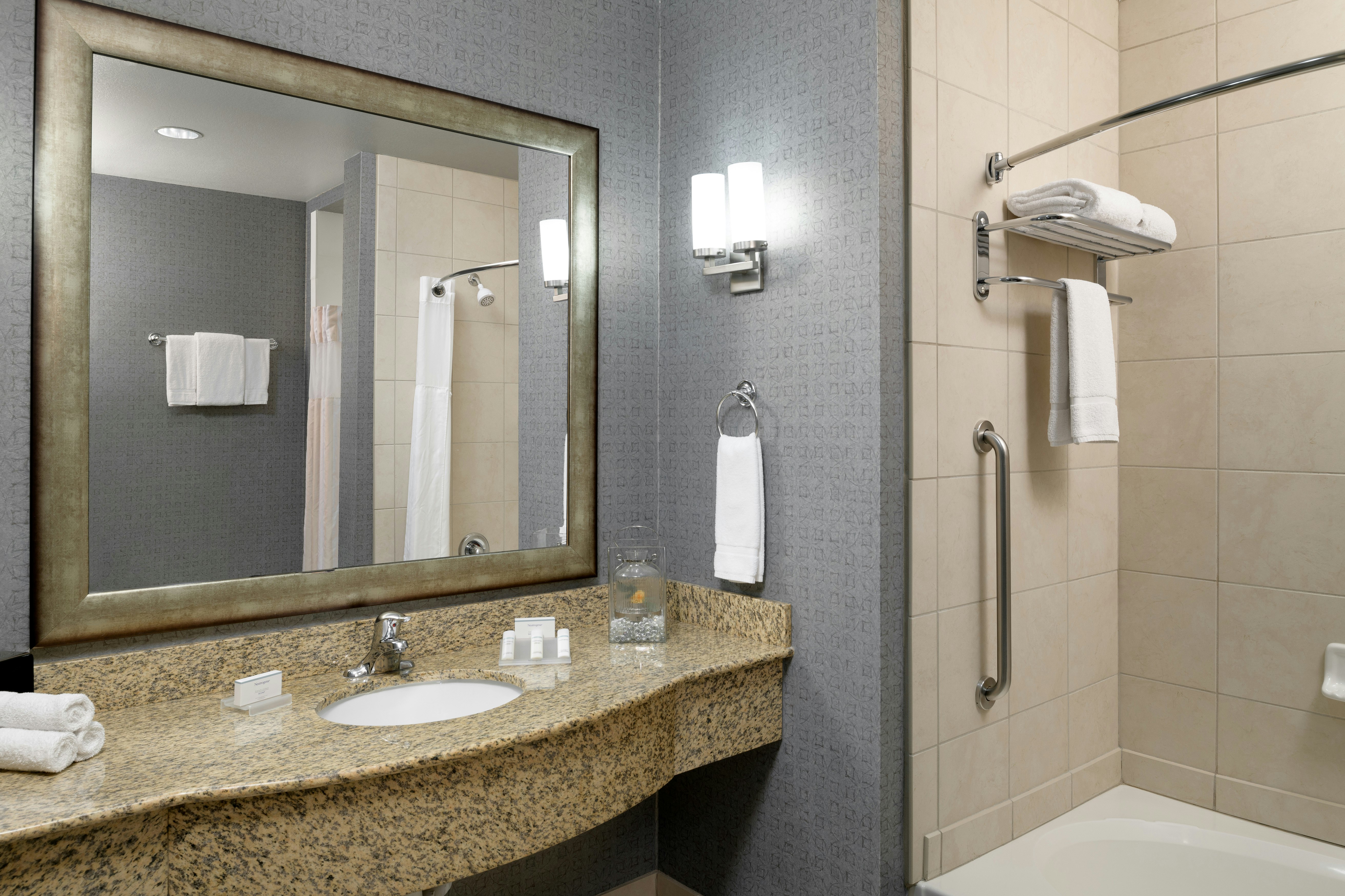 1 KING ACC RM W/BATHTUB