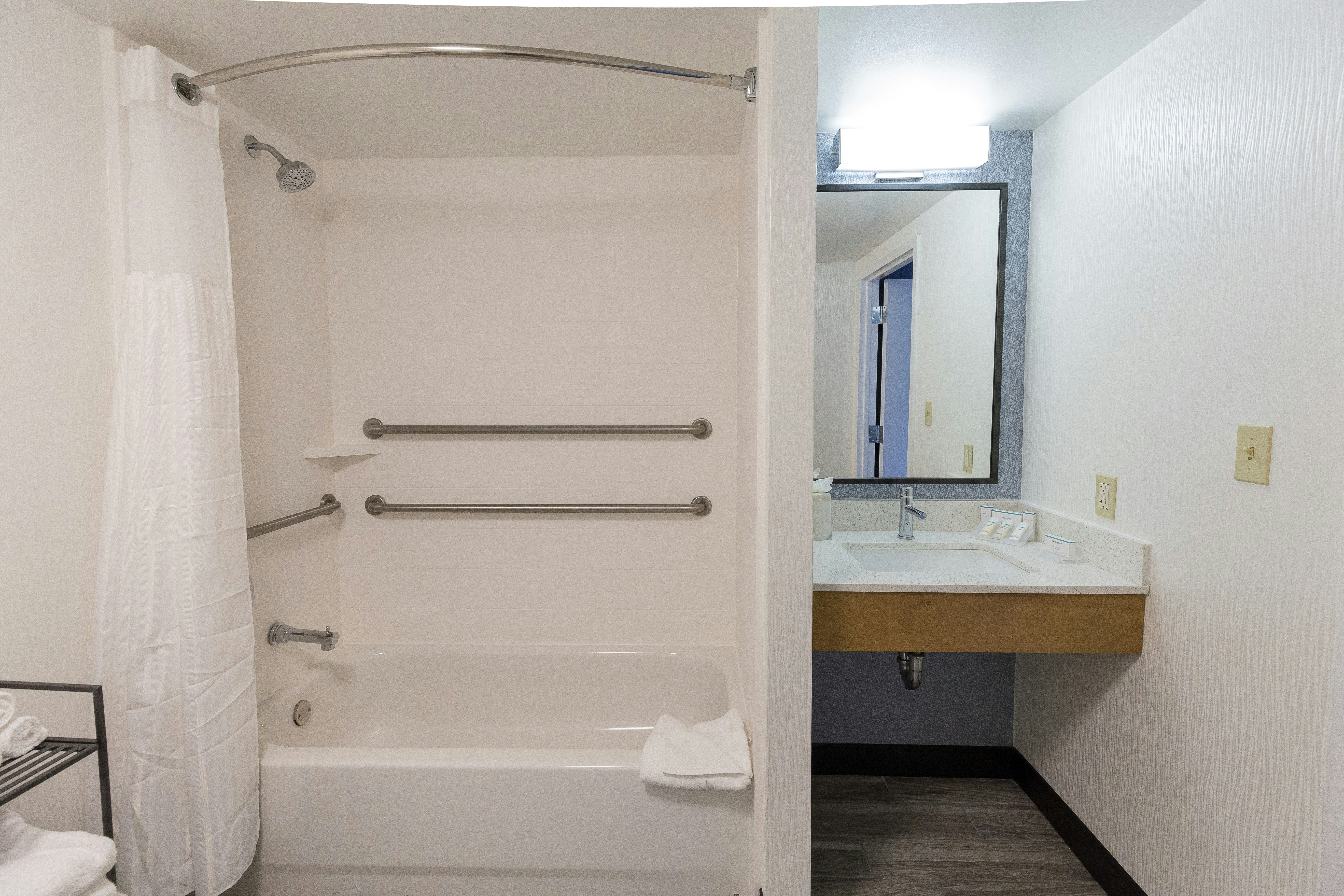 1 KING ACC RM W/BATHTUB