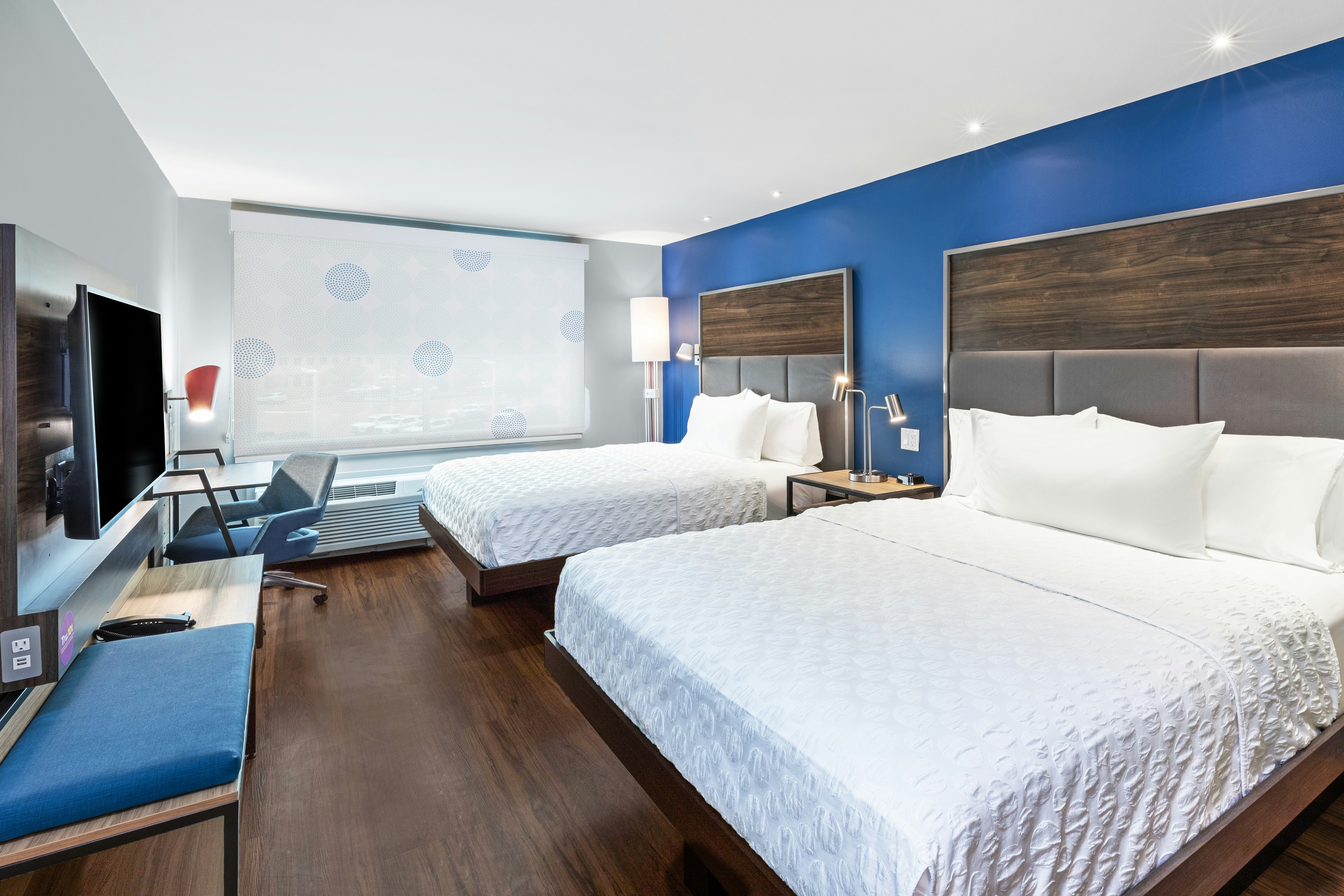 2 QUEEN BEDS