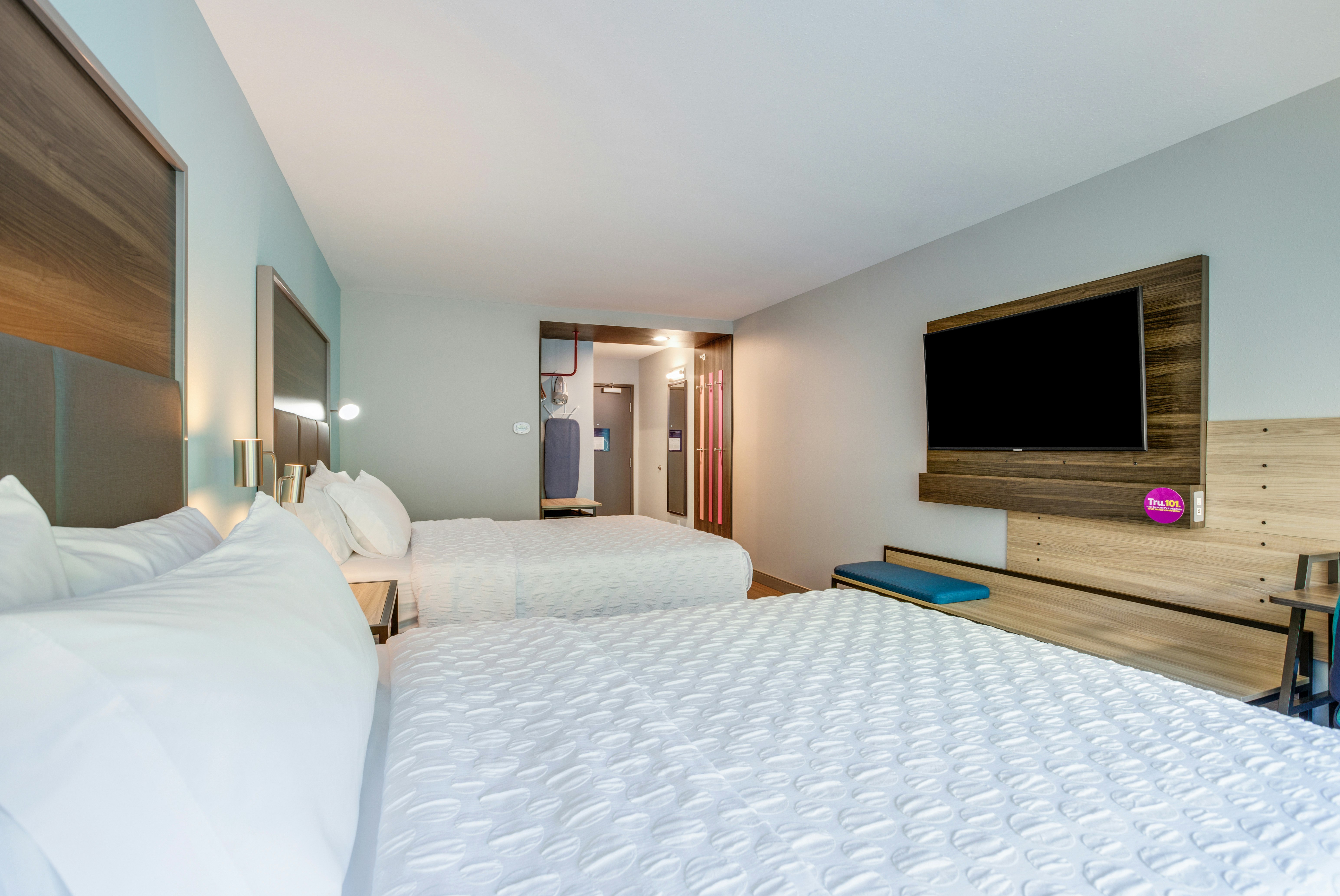 2 QUEEN BEDS