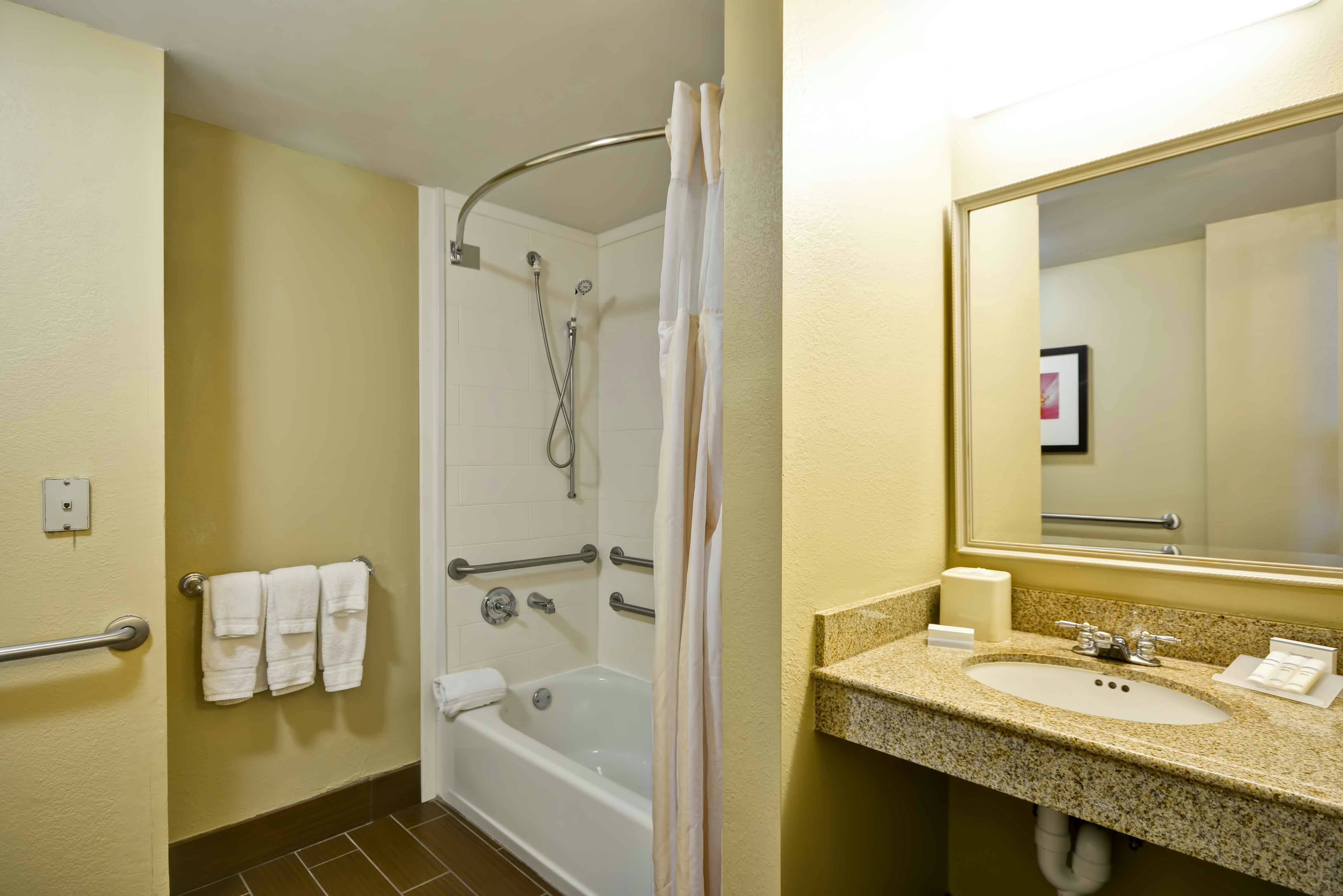 2 DOUBLE ACC RM W/BATHTUB