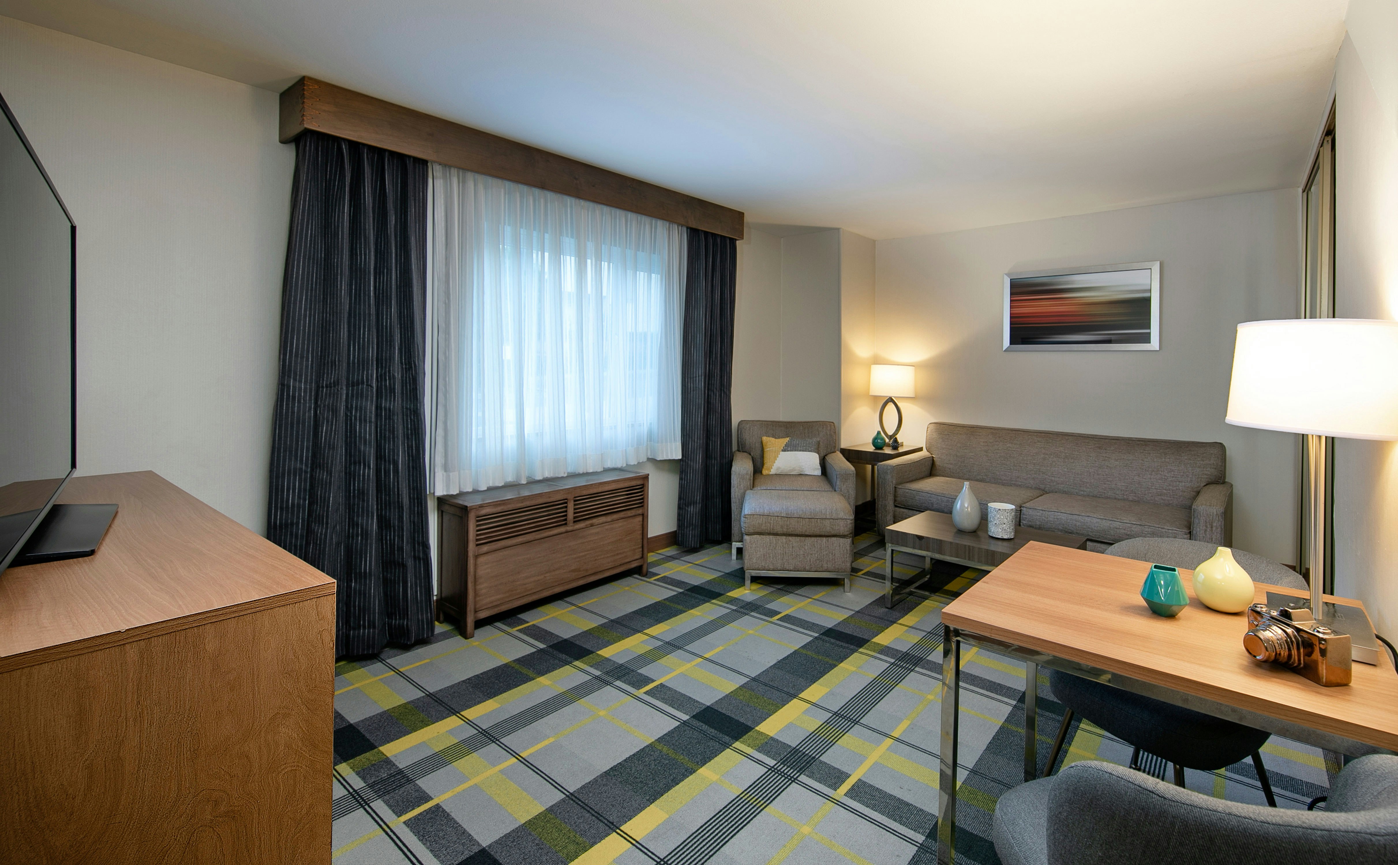 1 KING BED DEANS SUITE