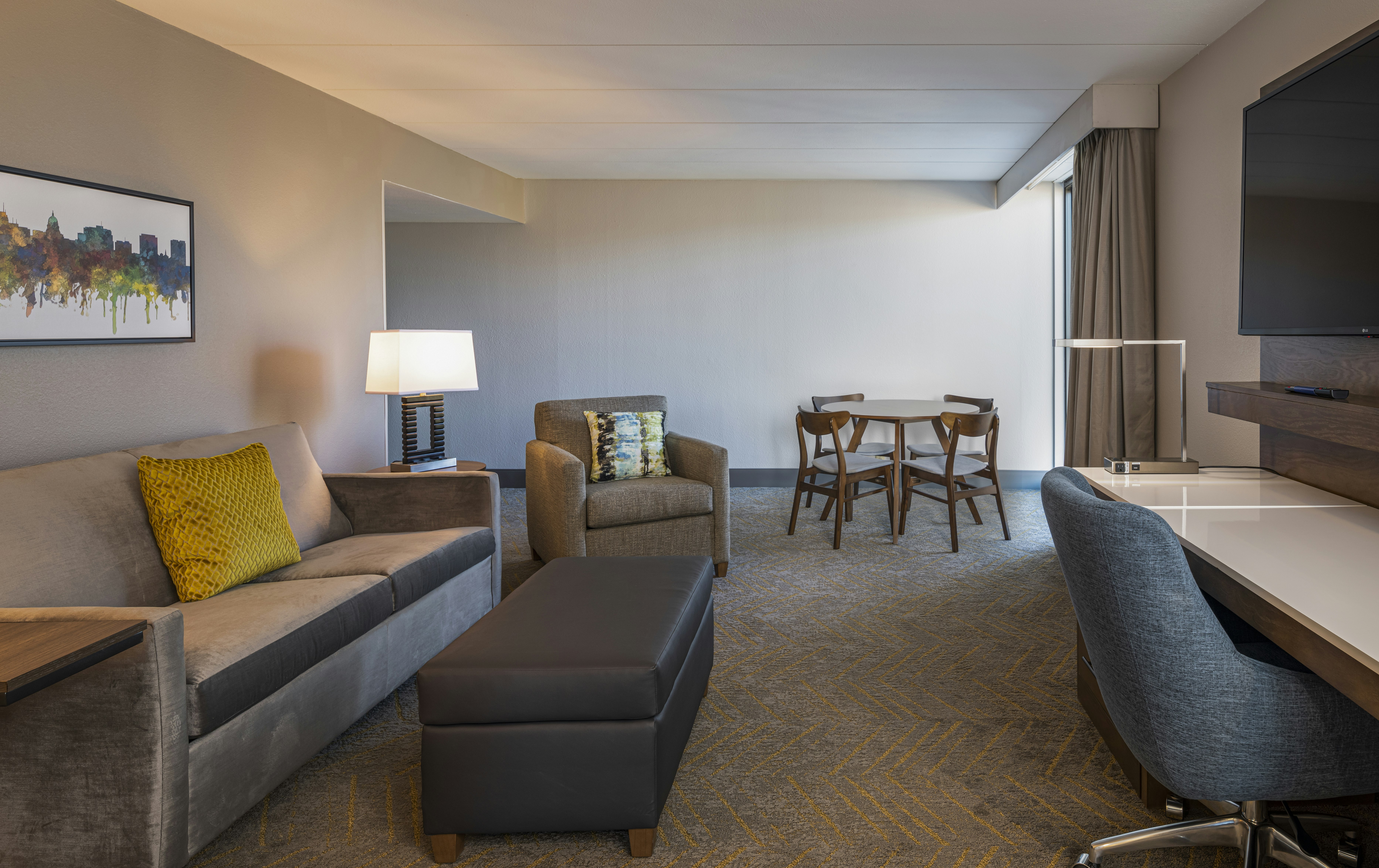 1 KING CORNER STUDIO SUITE