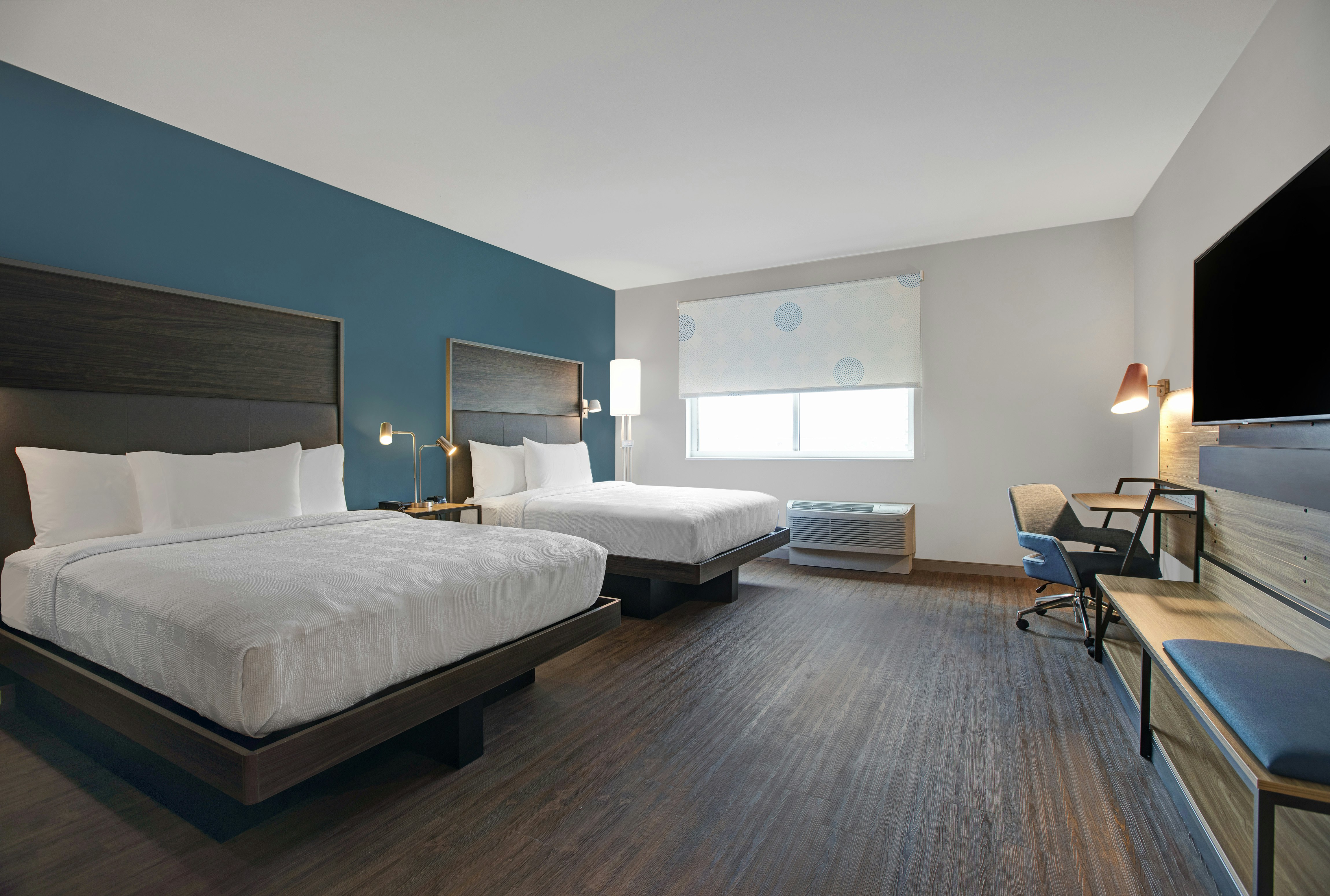 2 QUEEN BEDS