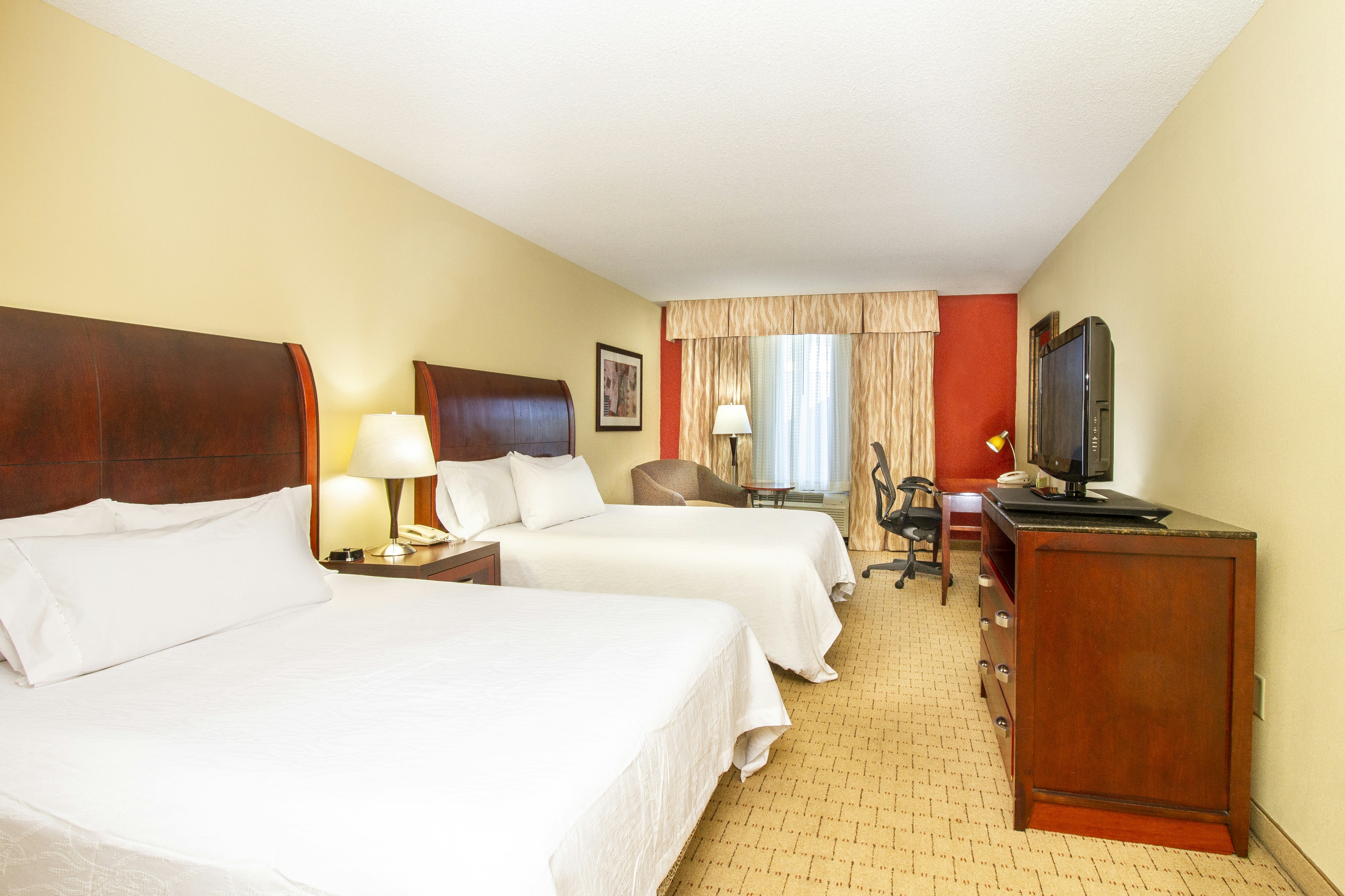 2 QUEEN BEDS
