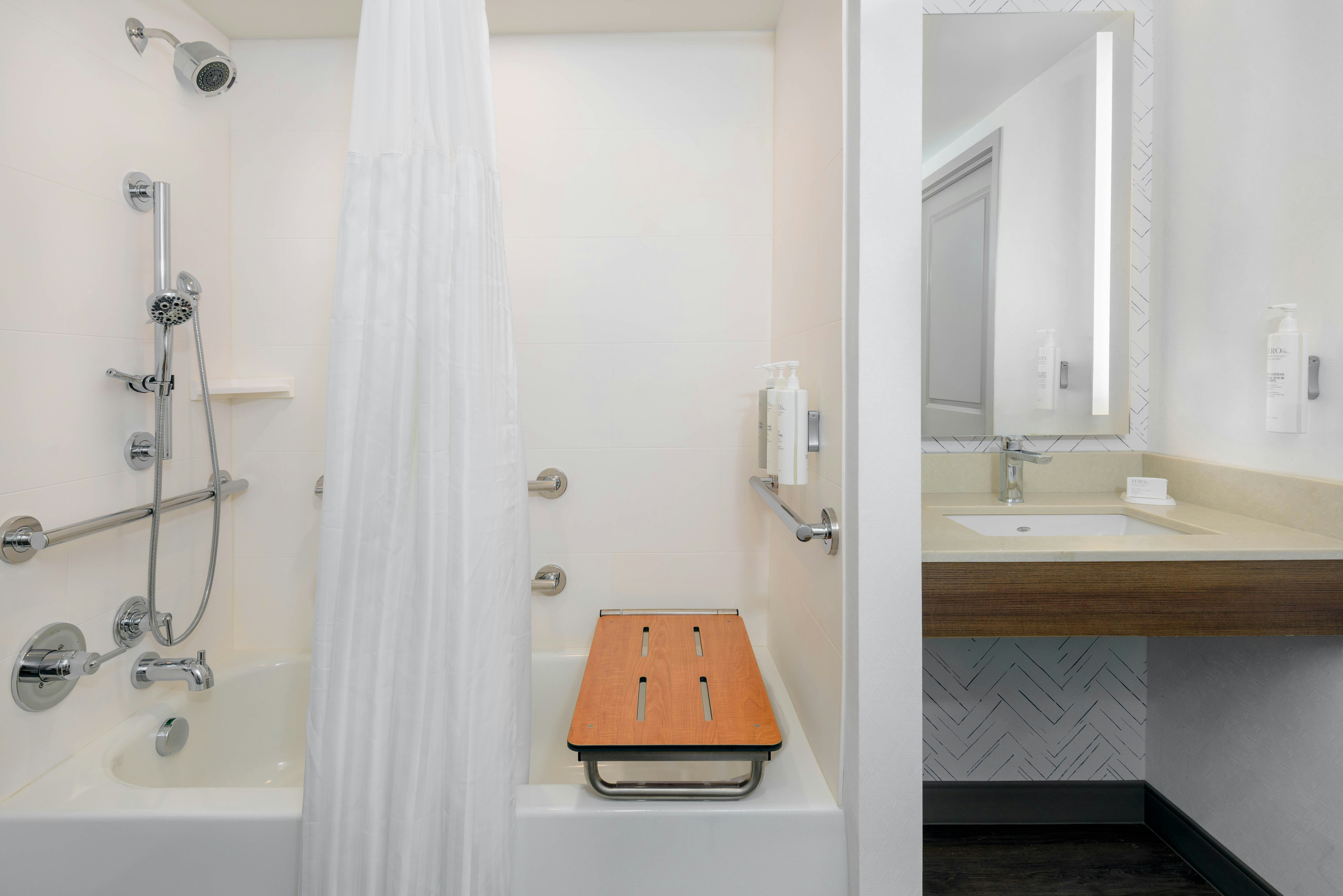 2 DOUBLE ACC RM W/BATHTUB