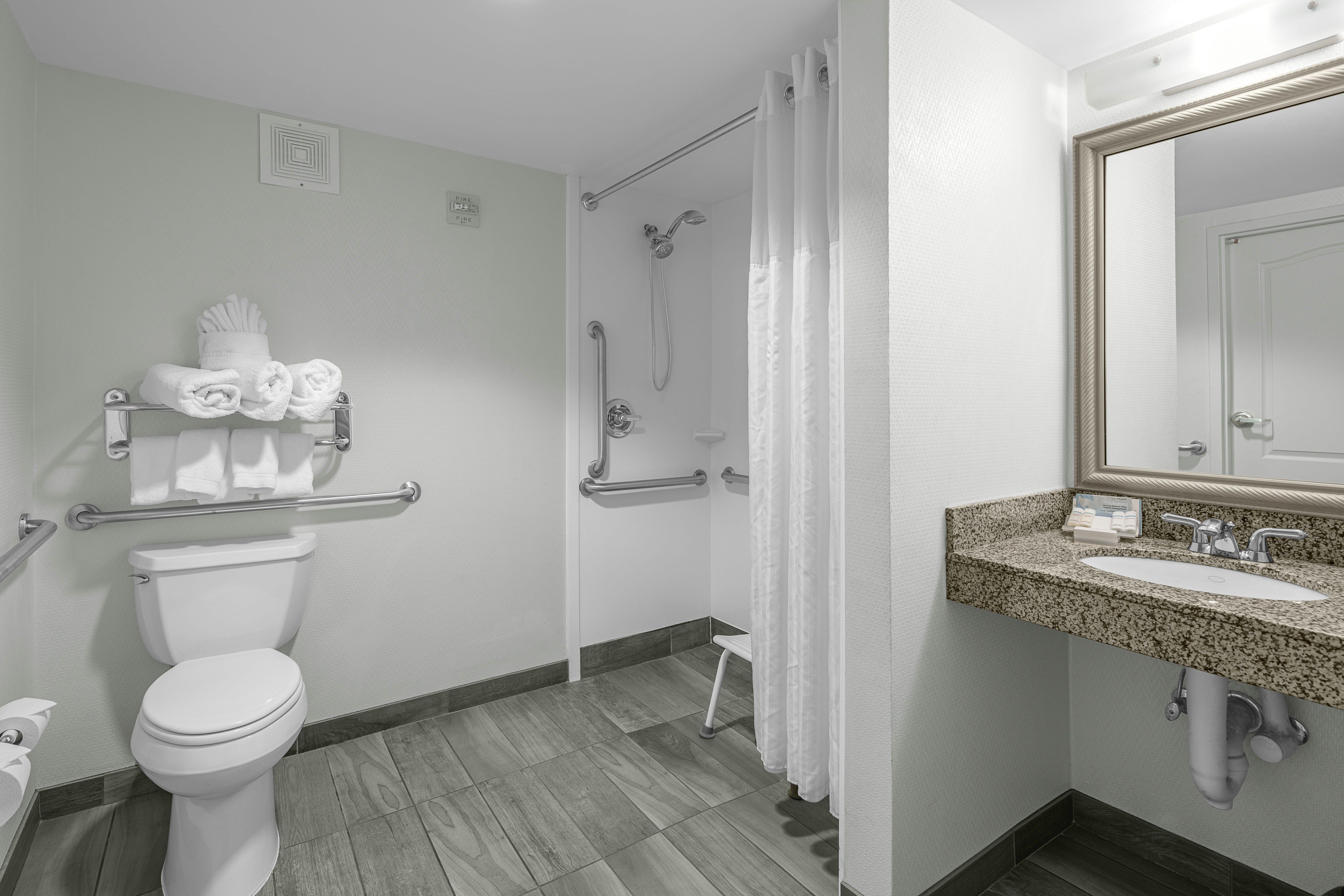 1KNG ACC 1BDRM STE RI SHWR