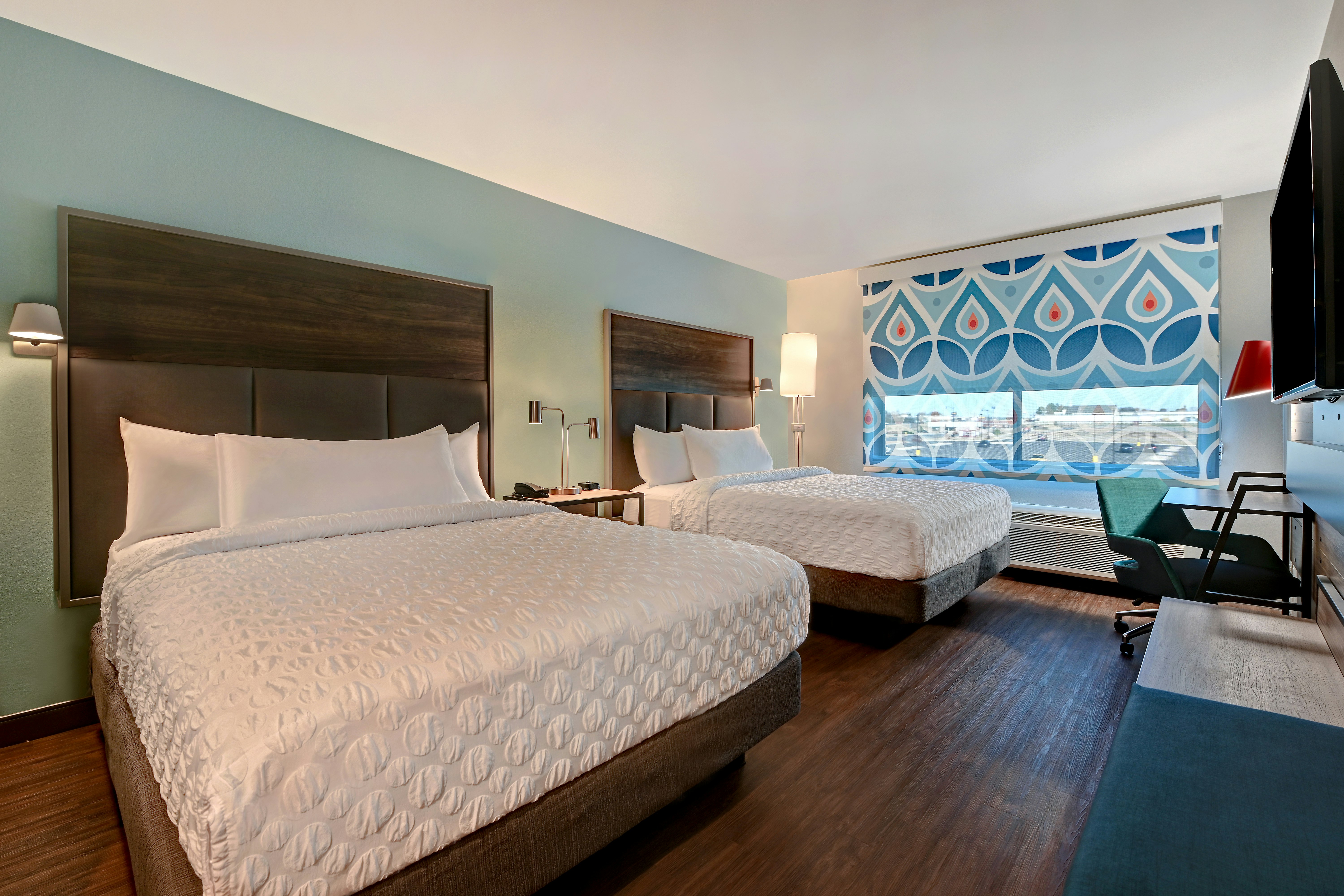 2 QUEEN BEDS