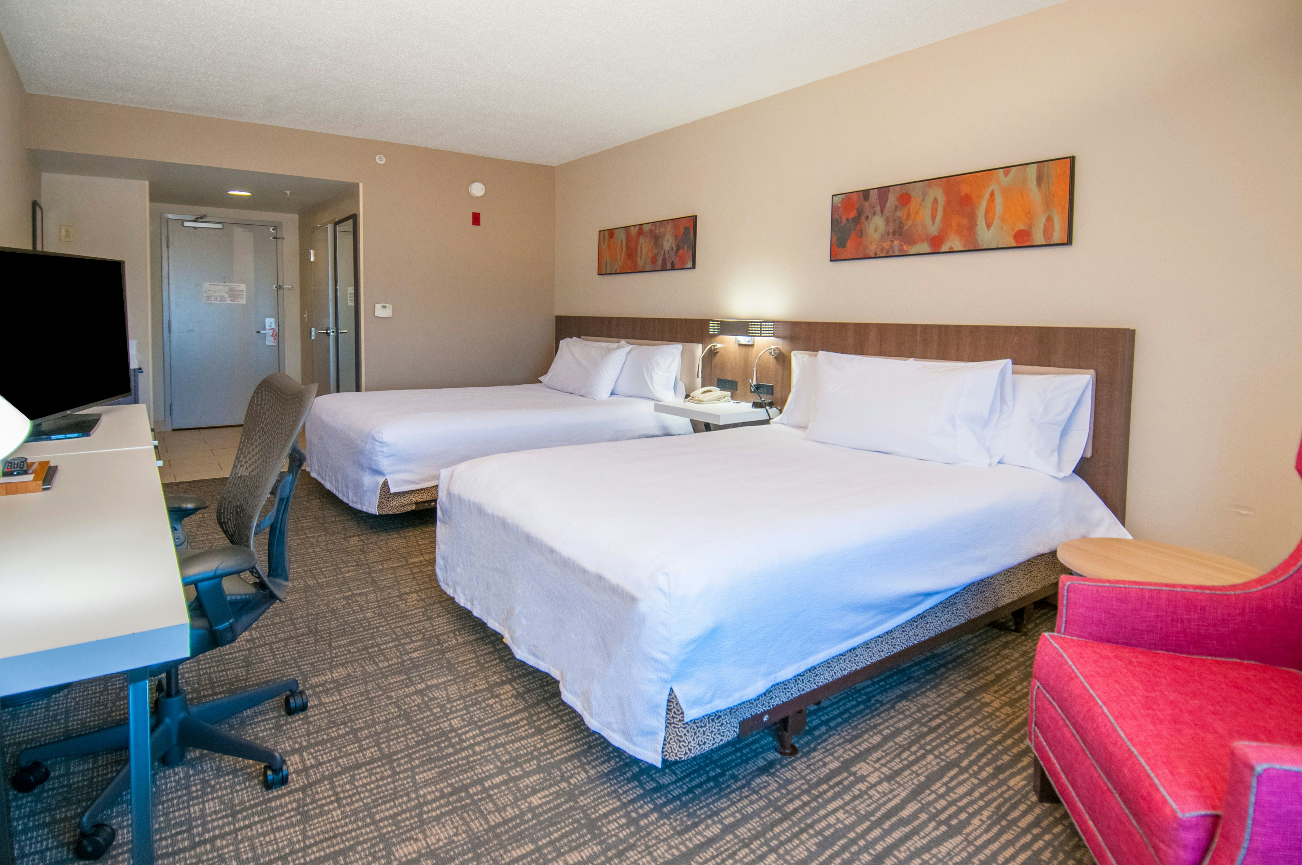 2 QUEEN BEDS