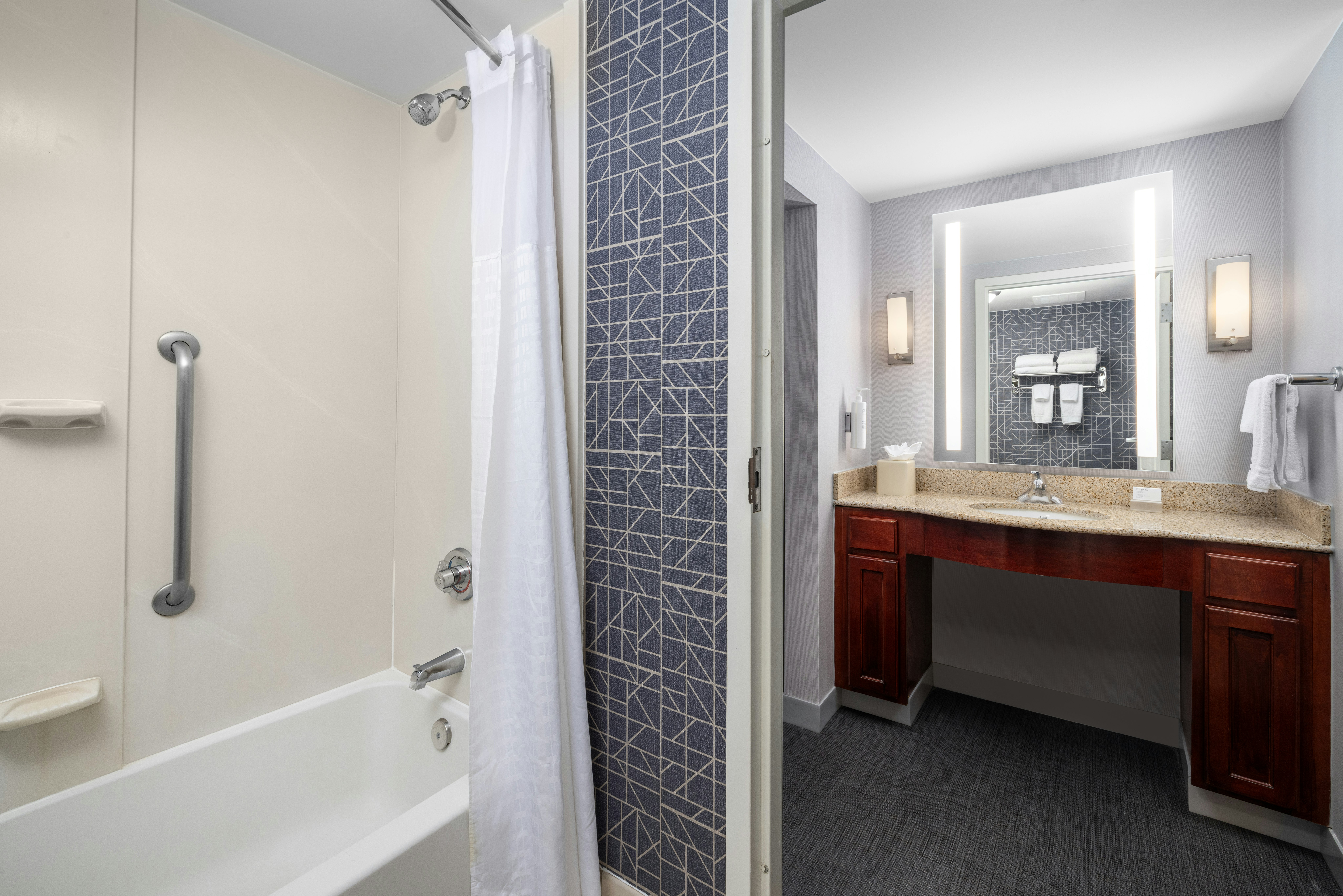 2 BDRM 1 KNG 2 QNS SUITE