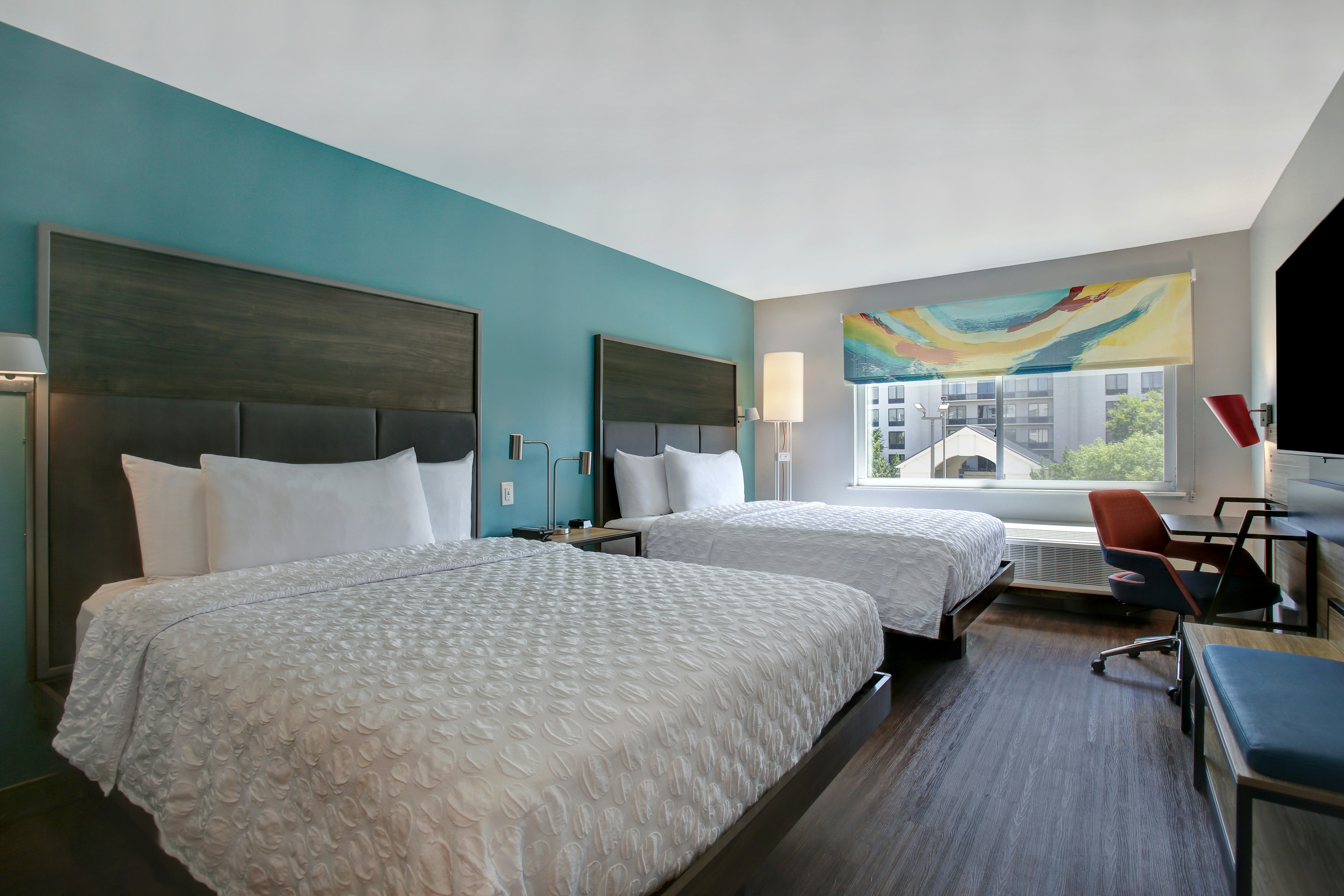 2 QUEEN BEDS