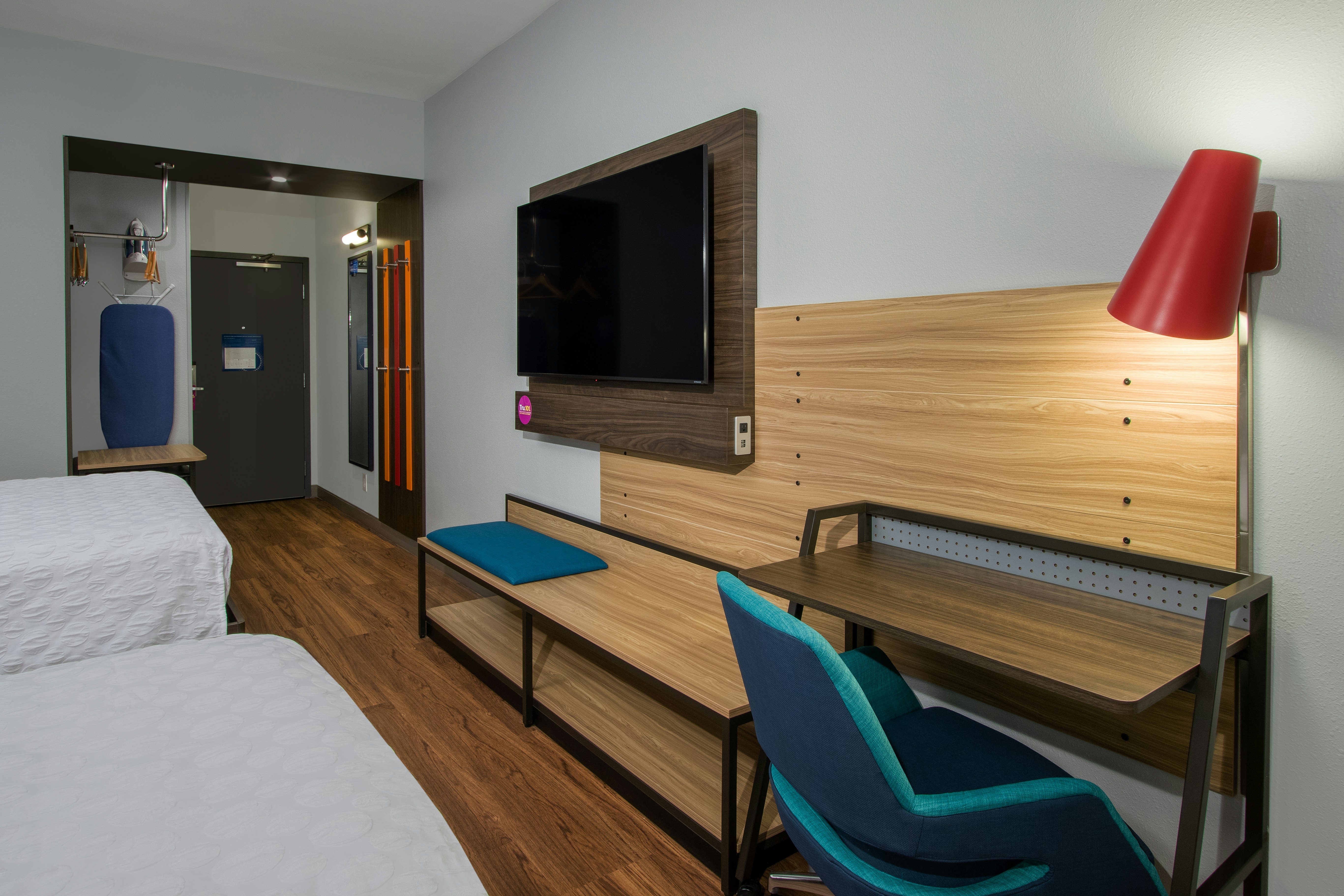 2 QUEEN BEDS