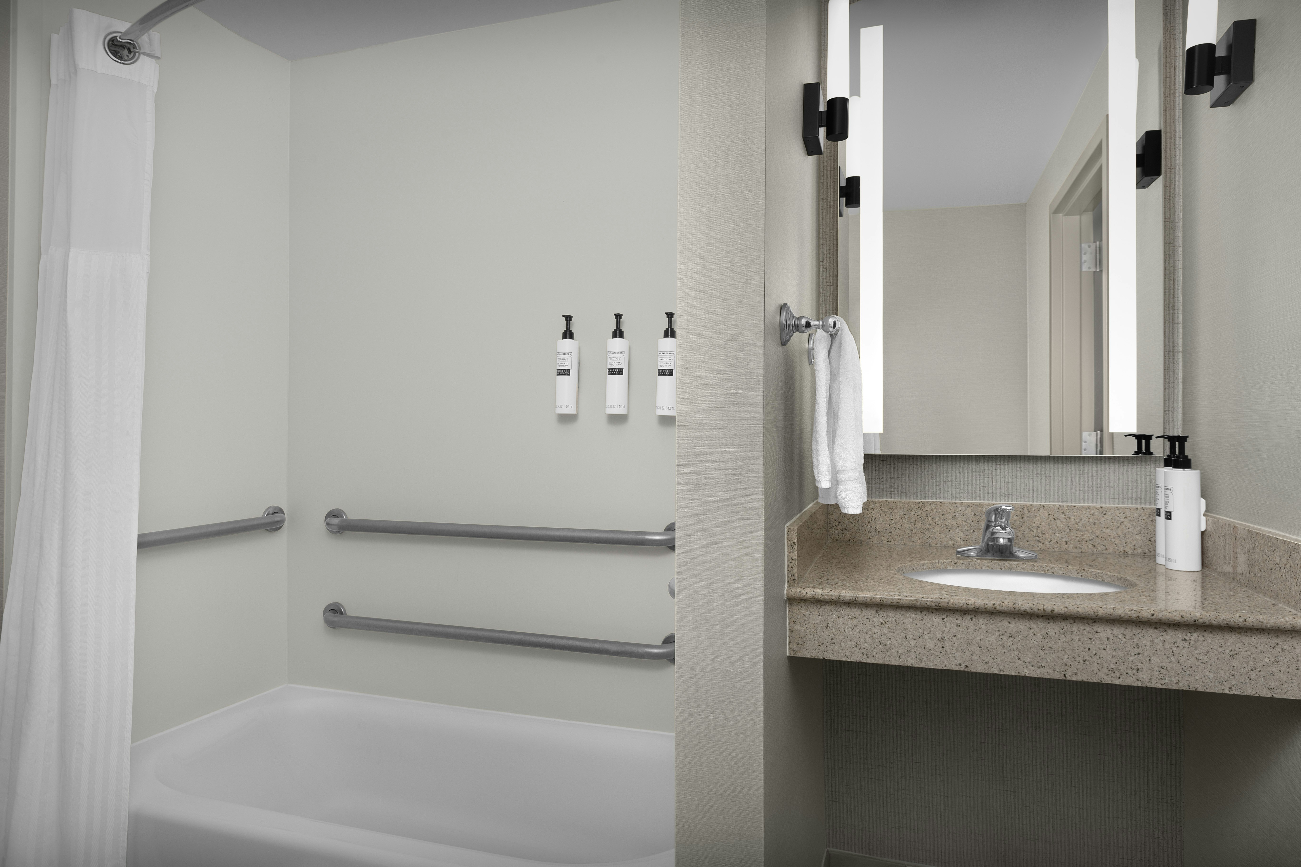 1 KING ACC RM W/BATHTUB