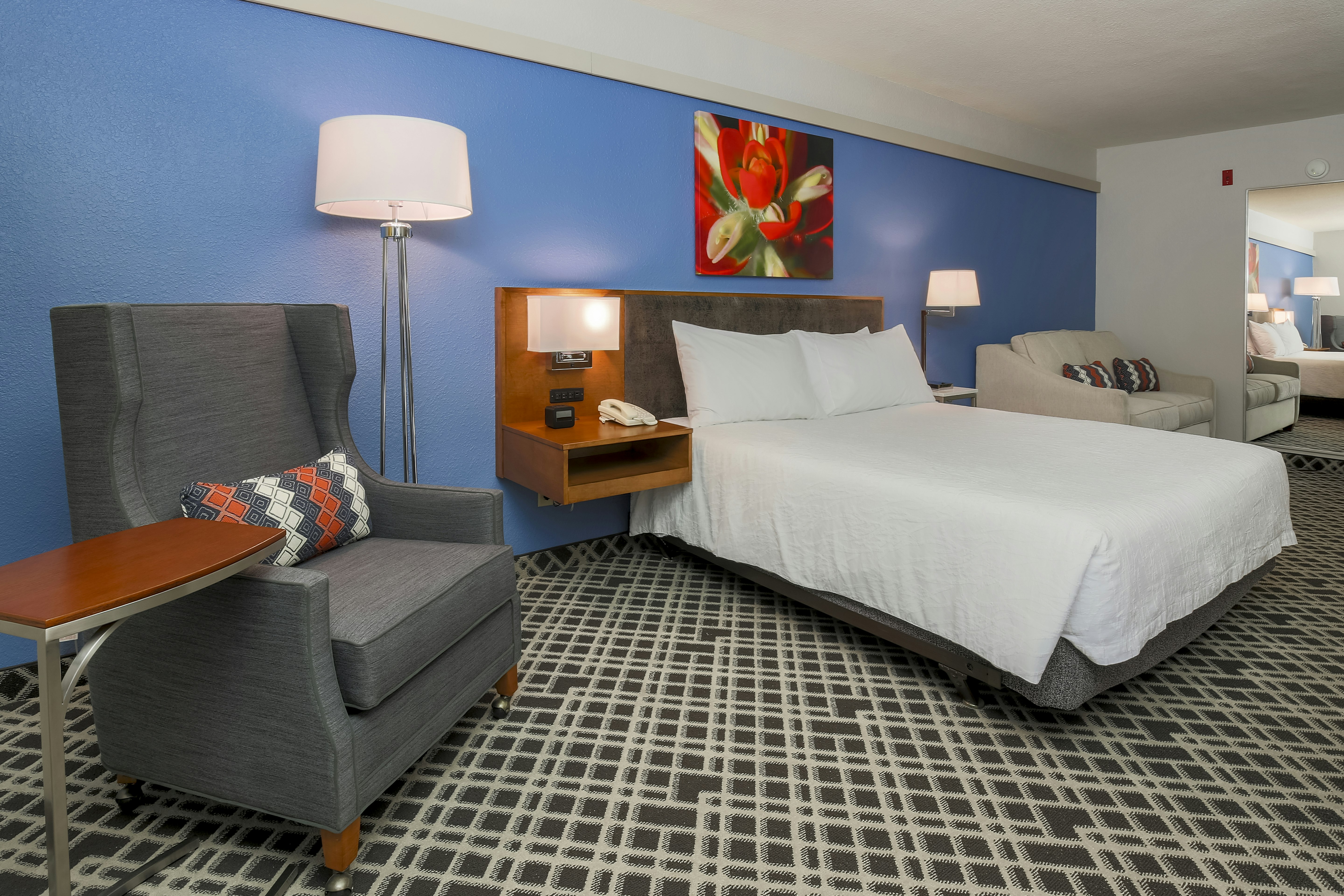 1 KING DELUXE RM W/SOFABED