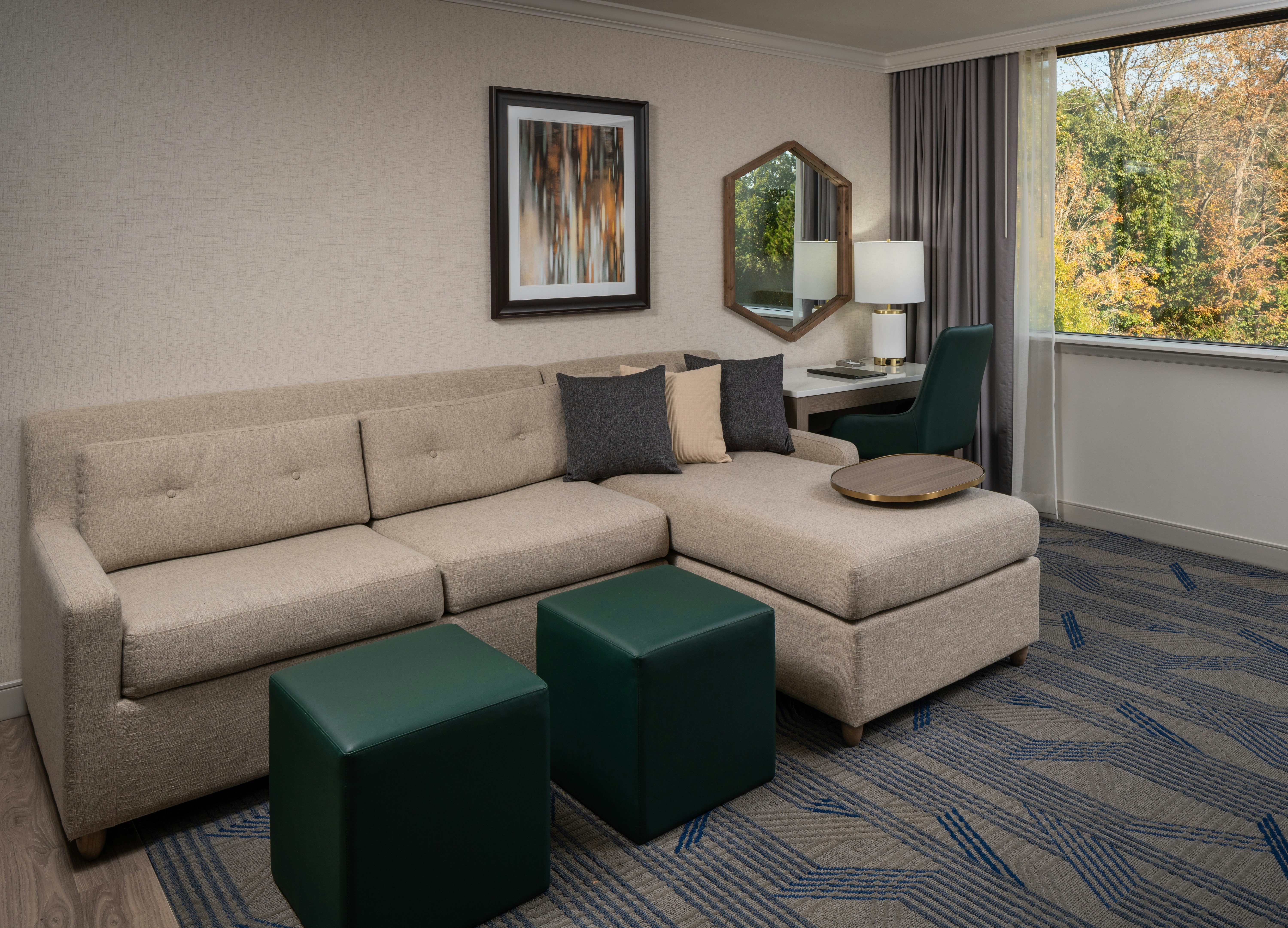 1 QN BED ALCOVE RM