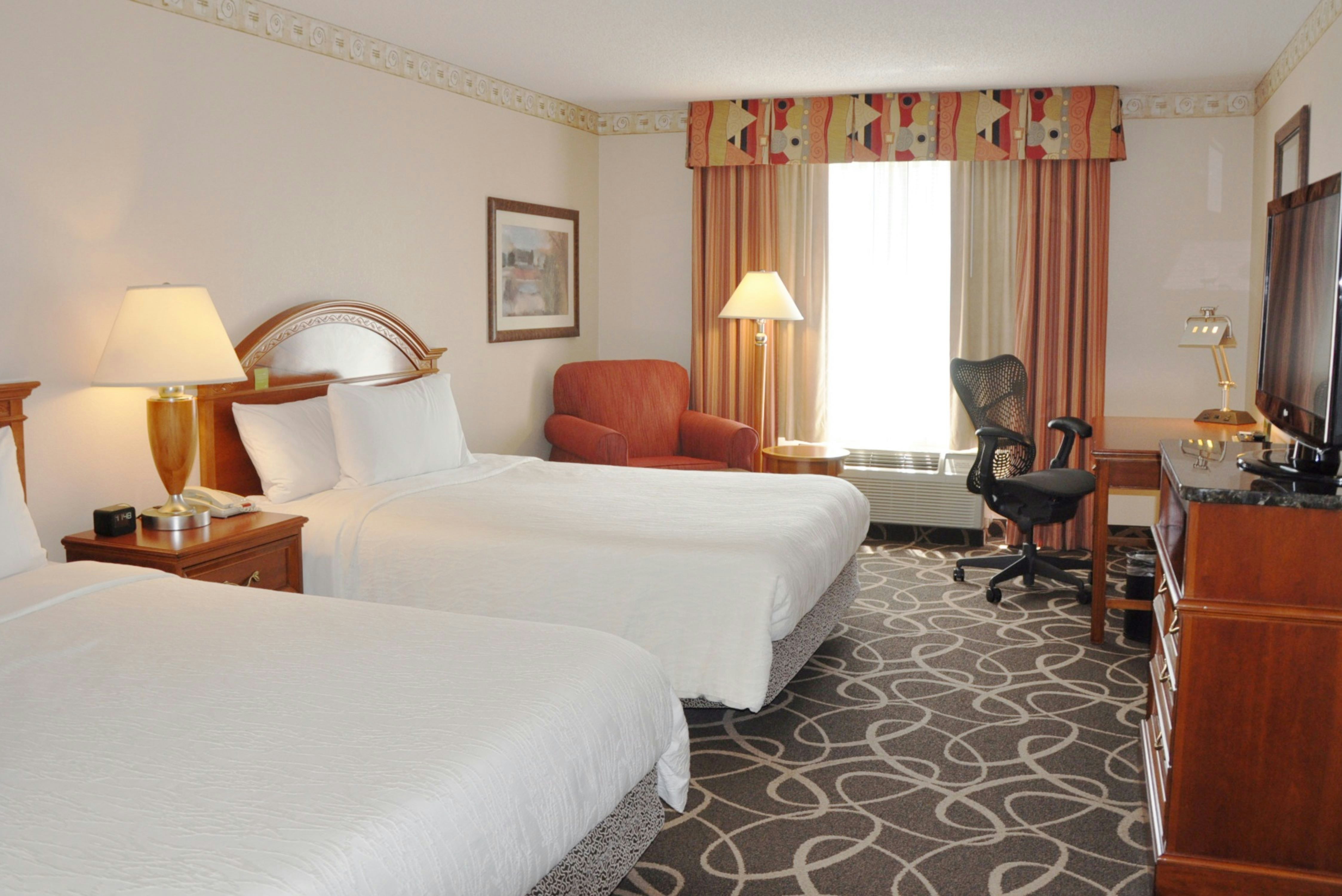 2 QUEEN BEDS