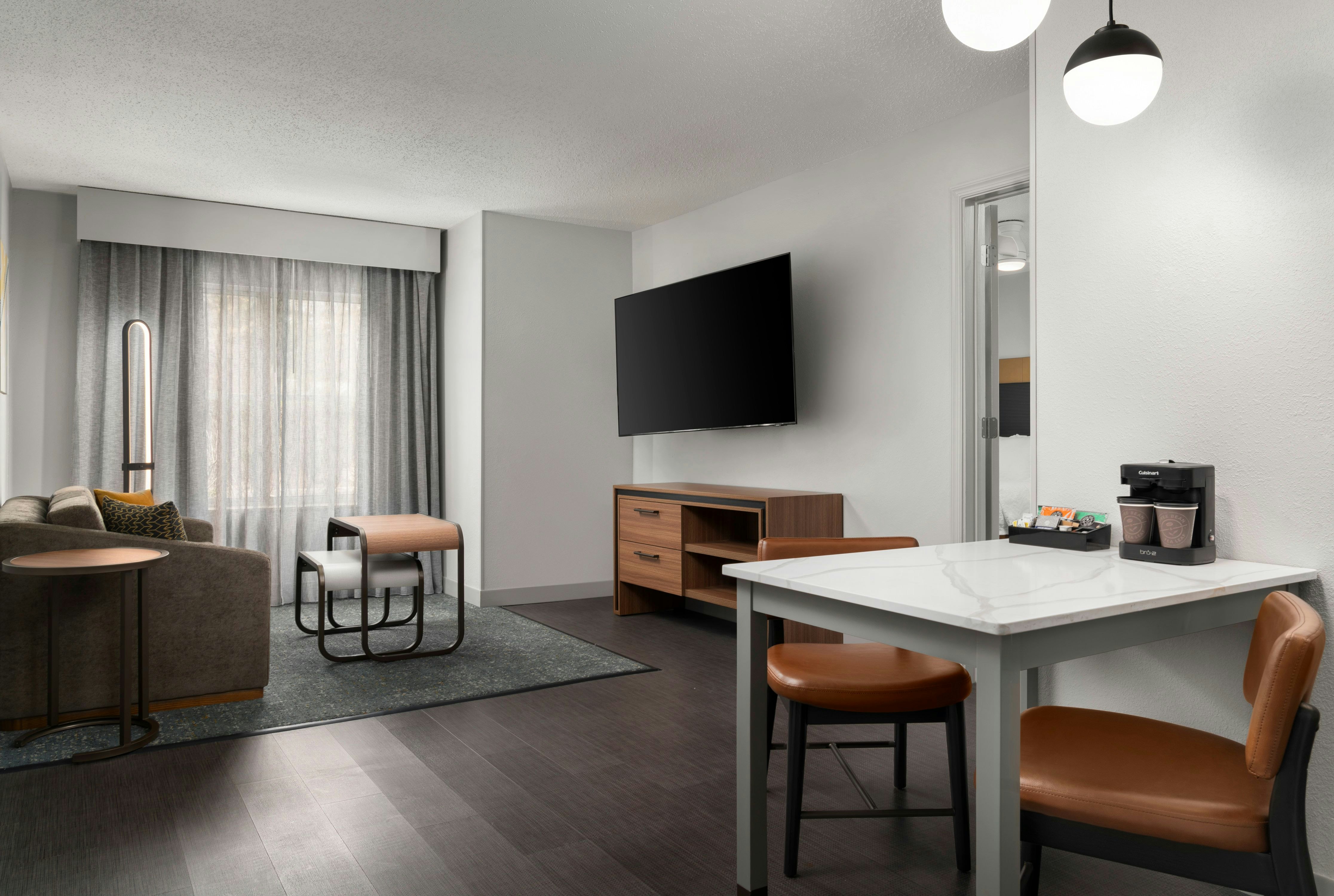 1KNG 2DBL 2BDRM STE NONSMK