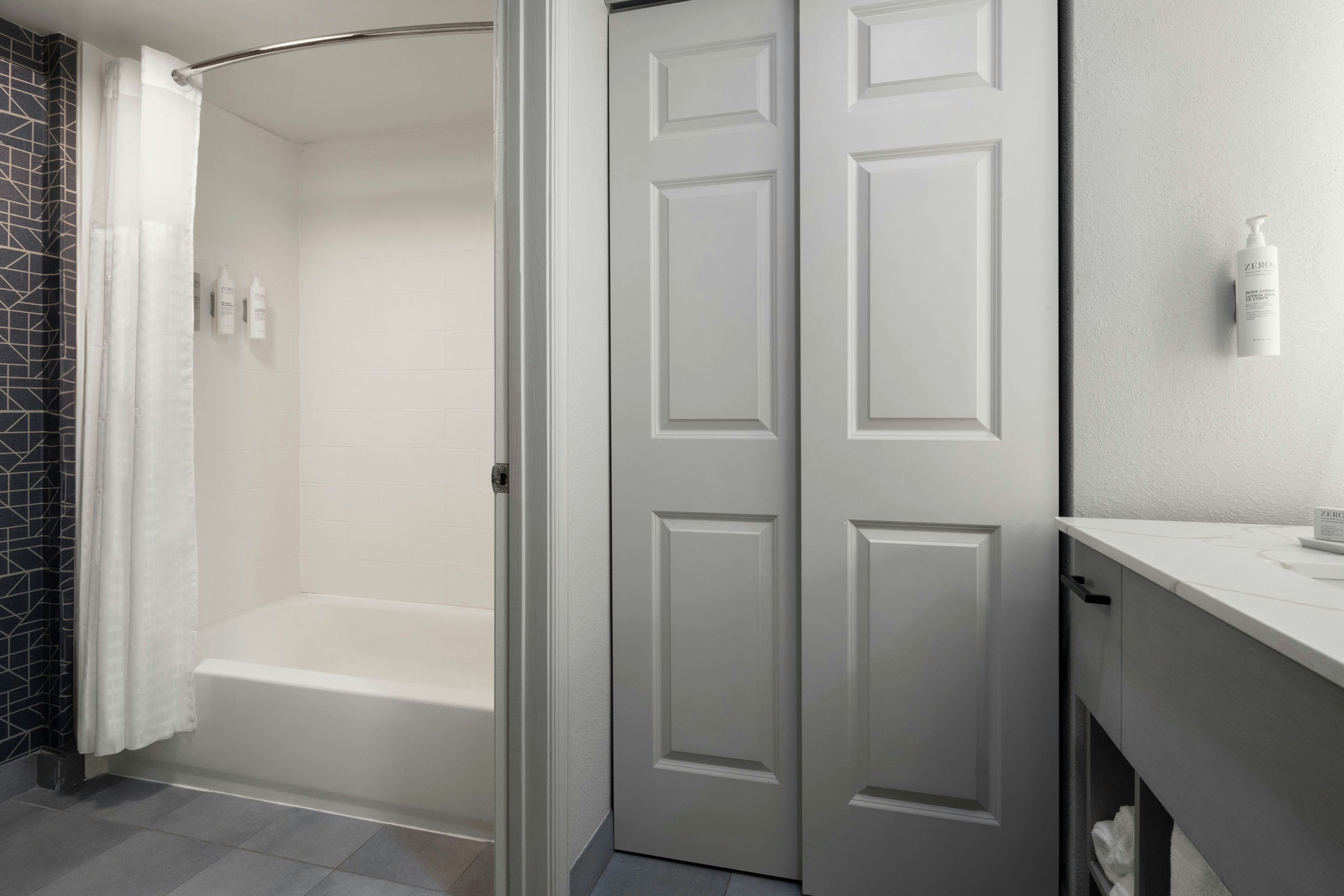 1 KING BD/ PARLOR/ NSMKG