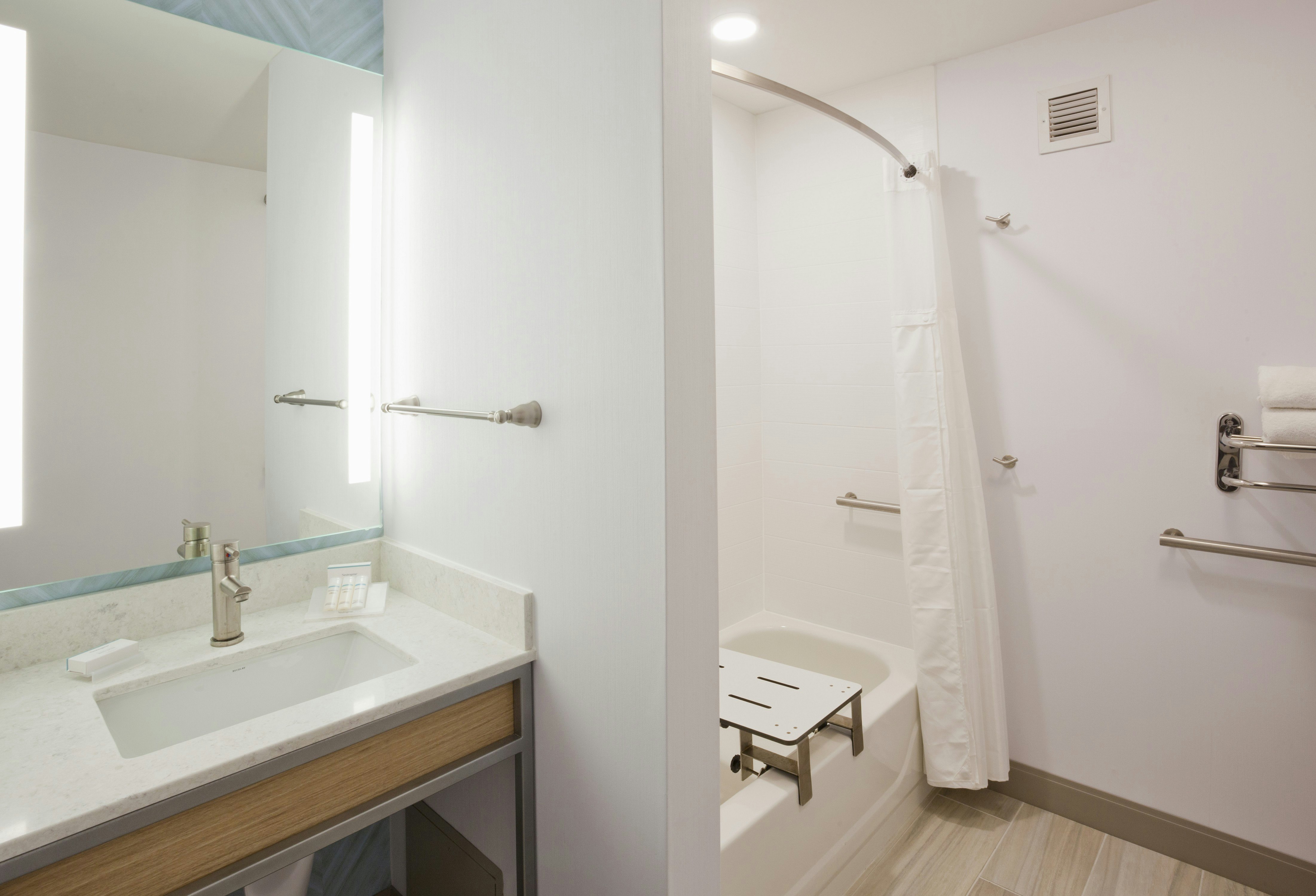 1 KING ACC 1BDRM STE W/TUB
