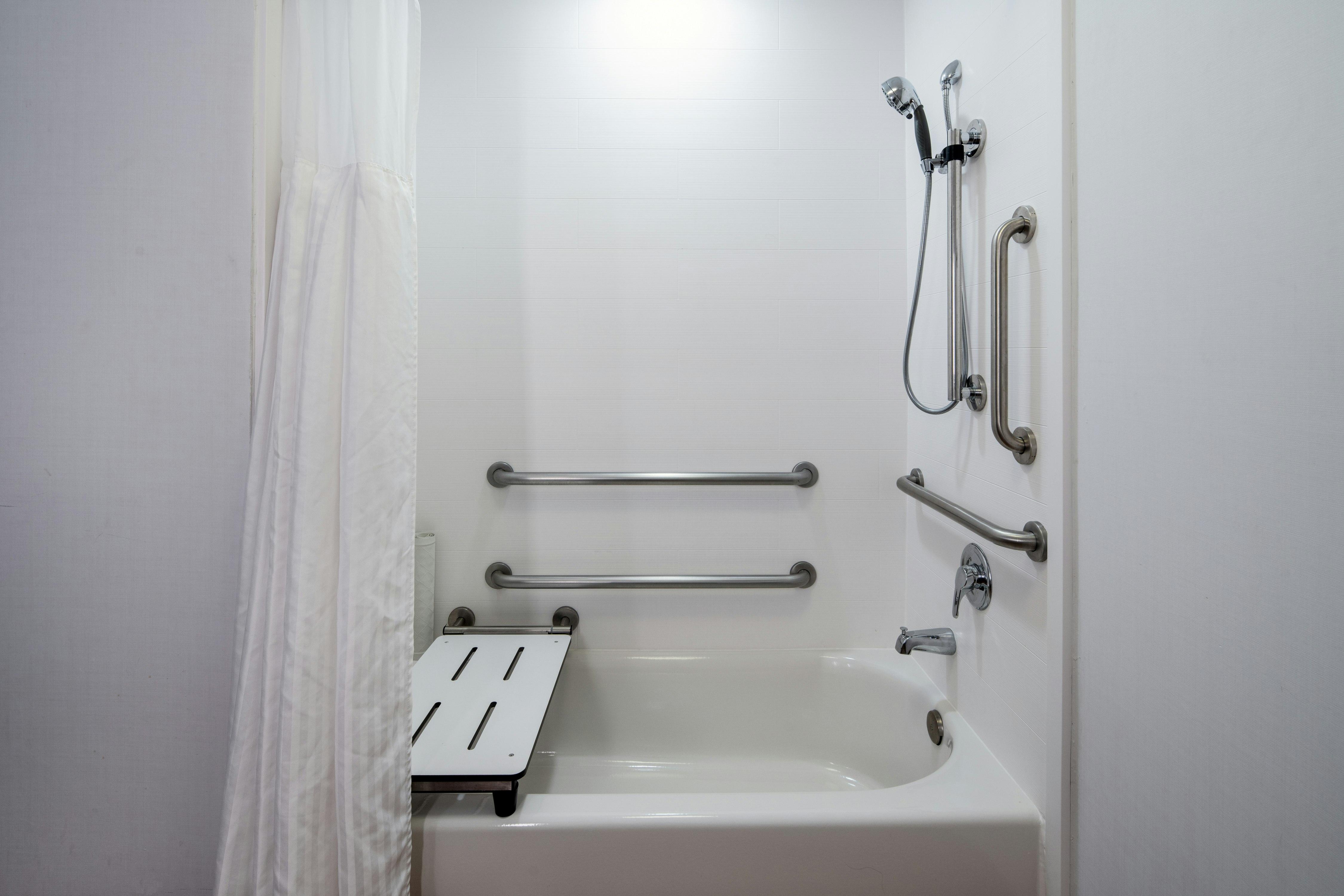 1 KING ACC RM W/BATHTUB