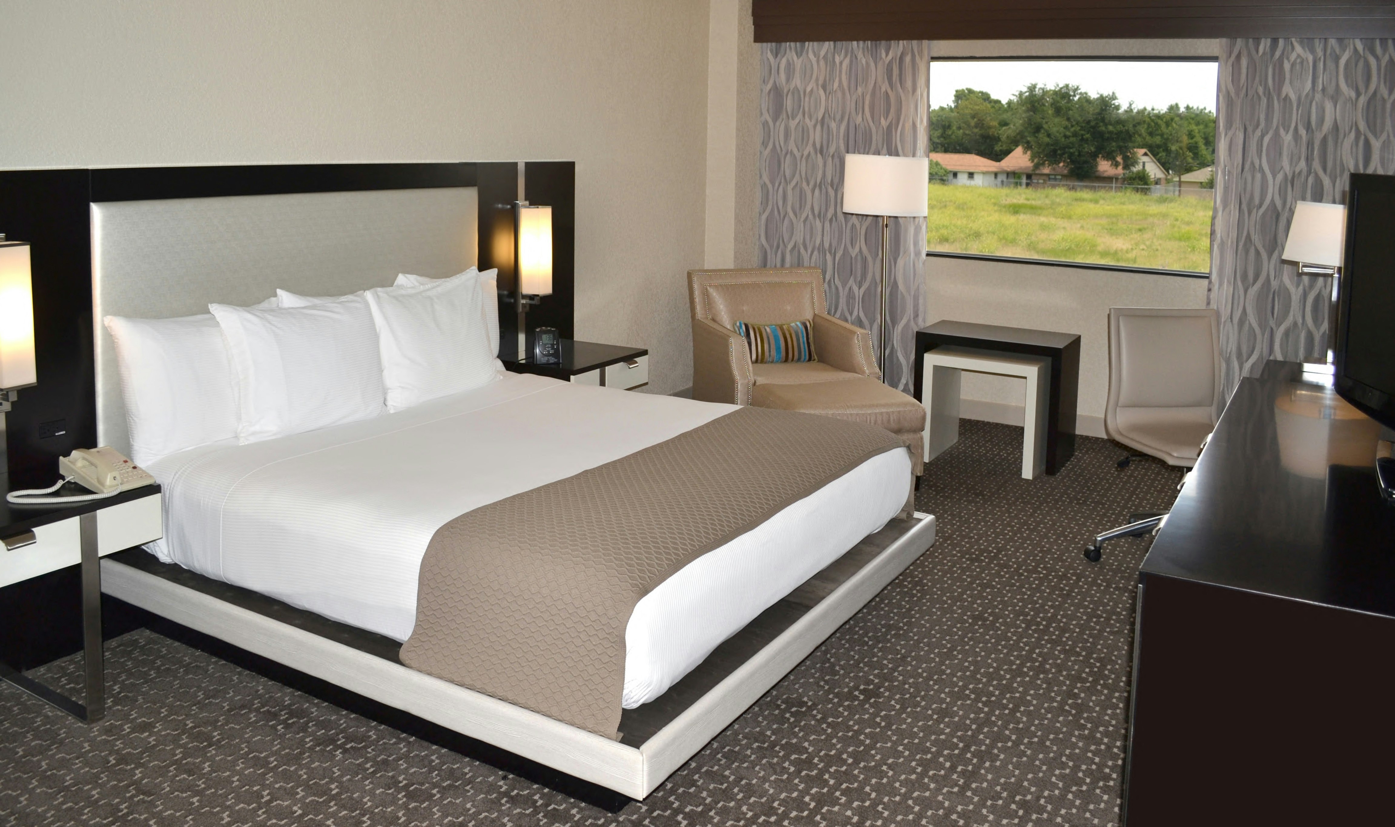 1 KING BED NONSMOKING