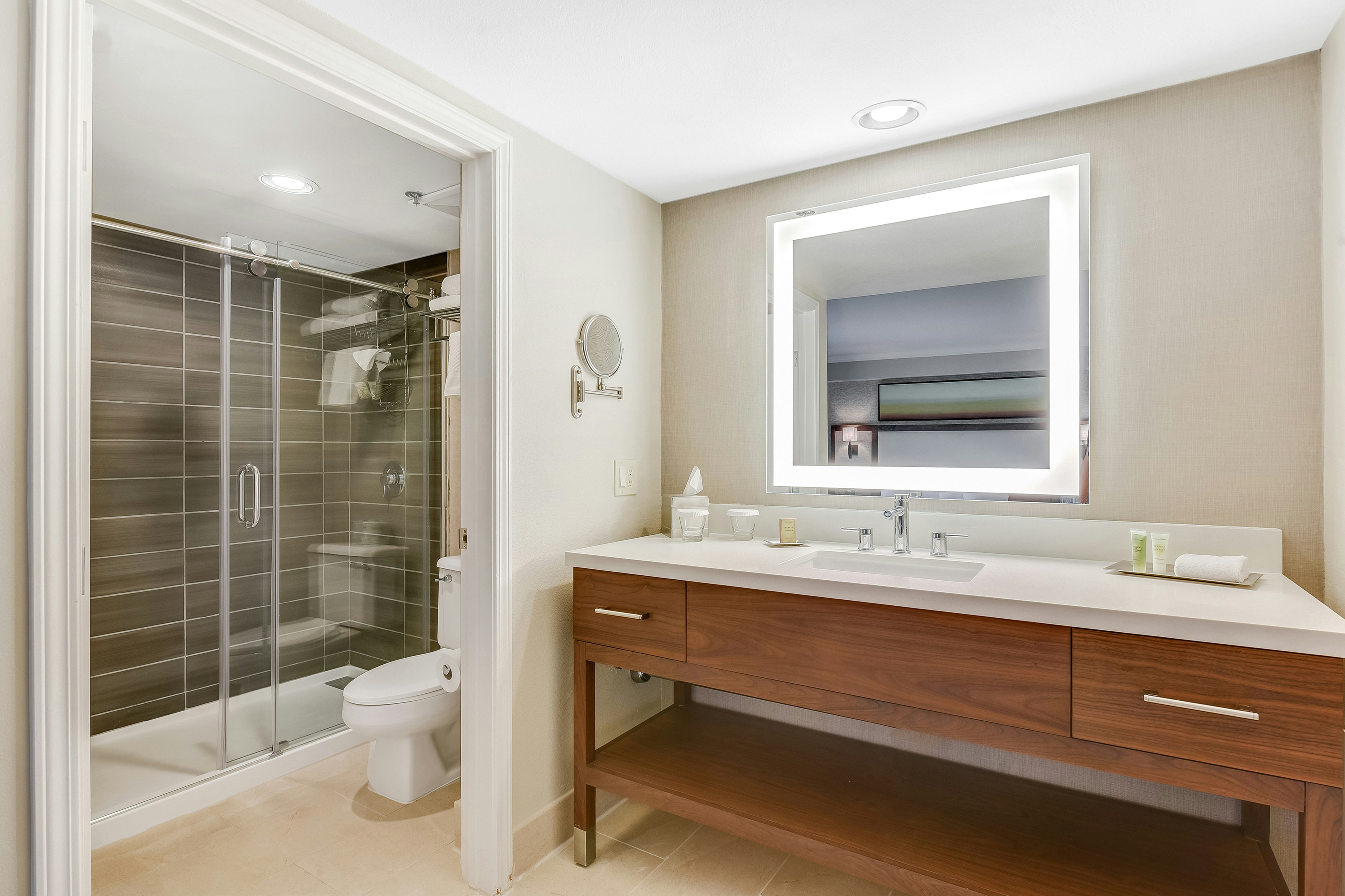 1 KNG 1BDRM AMBASSADOR STE